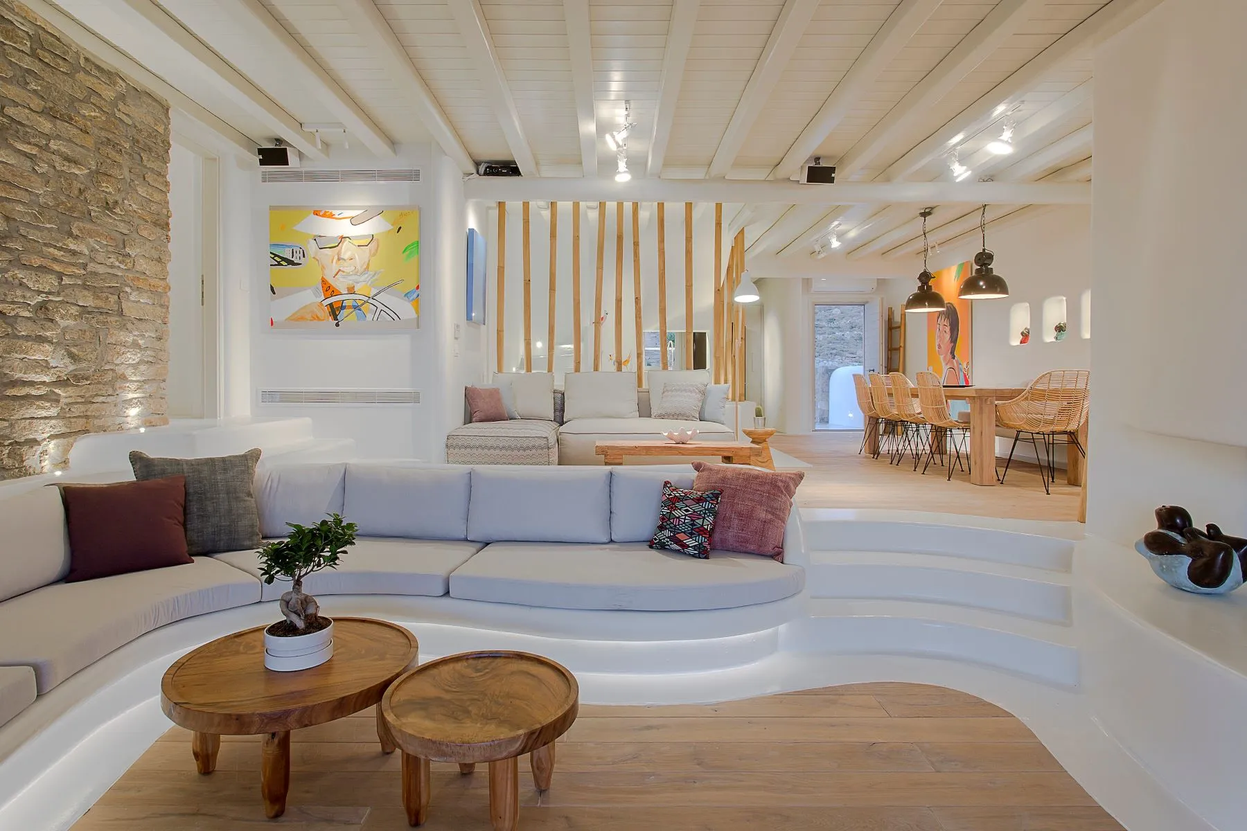 salon décoration contemporaine mur de pierres maison design à Mykonos avec piscine salon décoration contemporaine mur de pierres maison design à Mykonos avec piscine