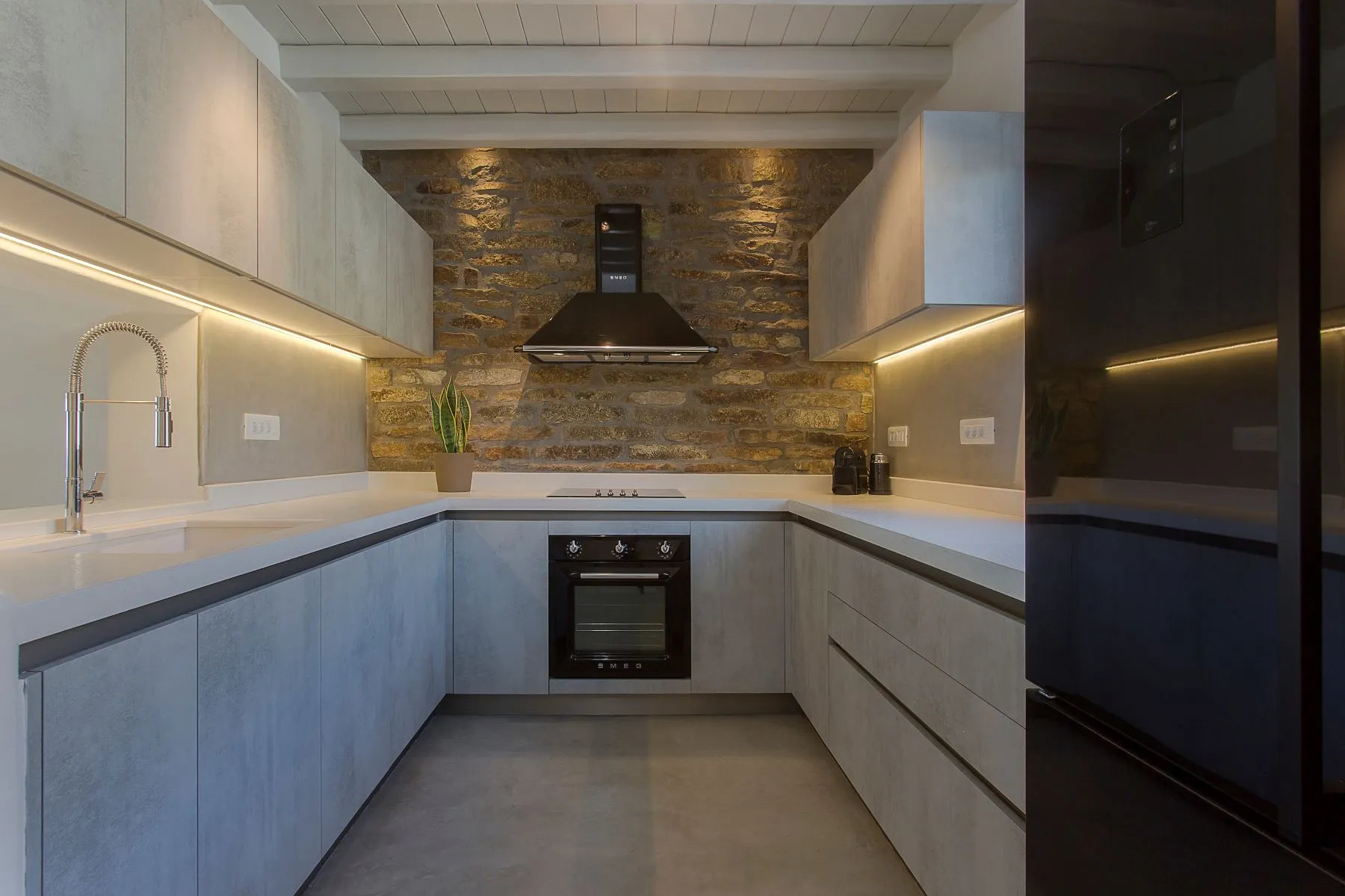 cuisine grise moderne avec mur de pierres et poutres cuisine grise moderne avec mur de pierres et poutres