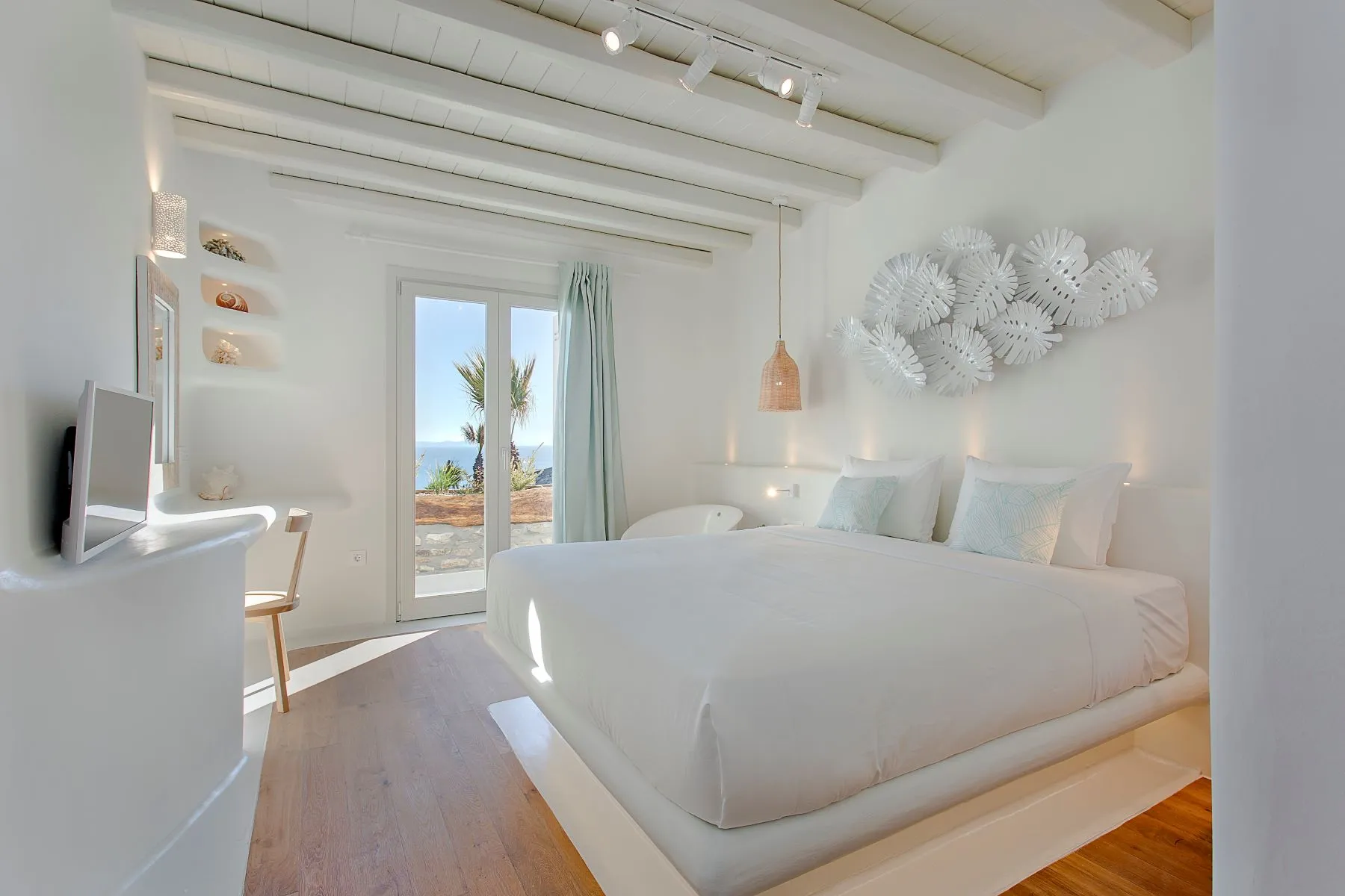chambre avec poutres blanches décoration contemporaine mur de pierres maison design à Mykonos avec piscine chambre avec poutres blanches décoration contemporaine mur de pierres maison design à Mykonos avec piscine