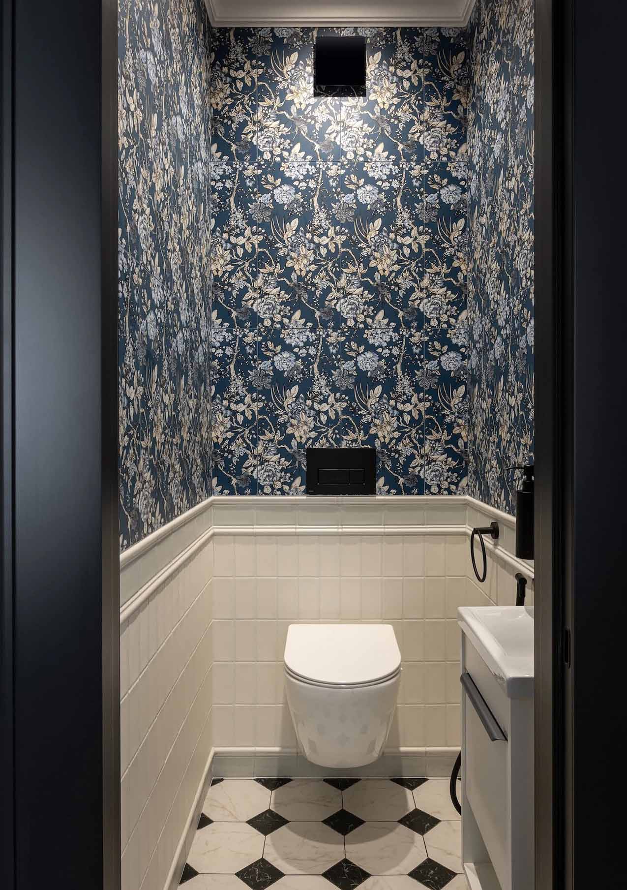 toilettes carrelage bleu et blanc sol marbre blanc cabochons noir toilettes carrelage bleu et blanc sol marbre blanc cabochons noir