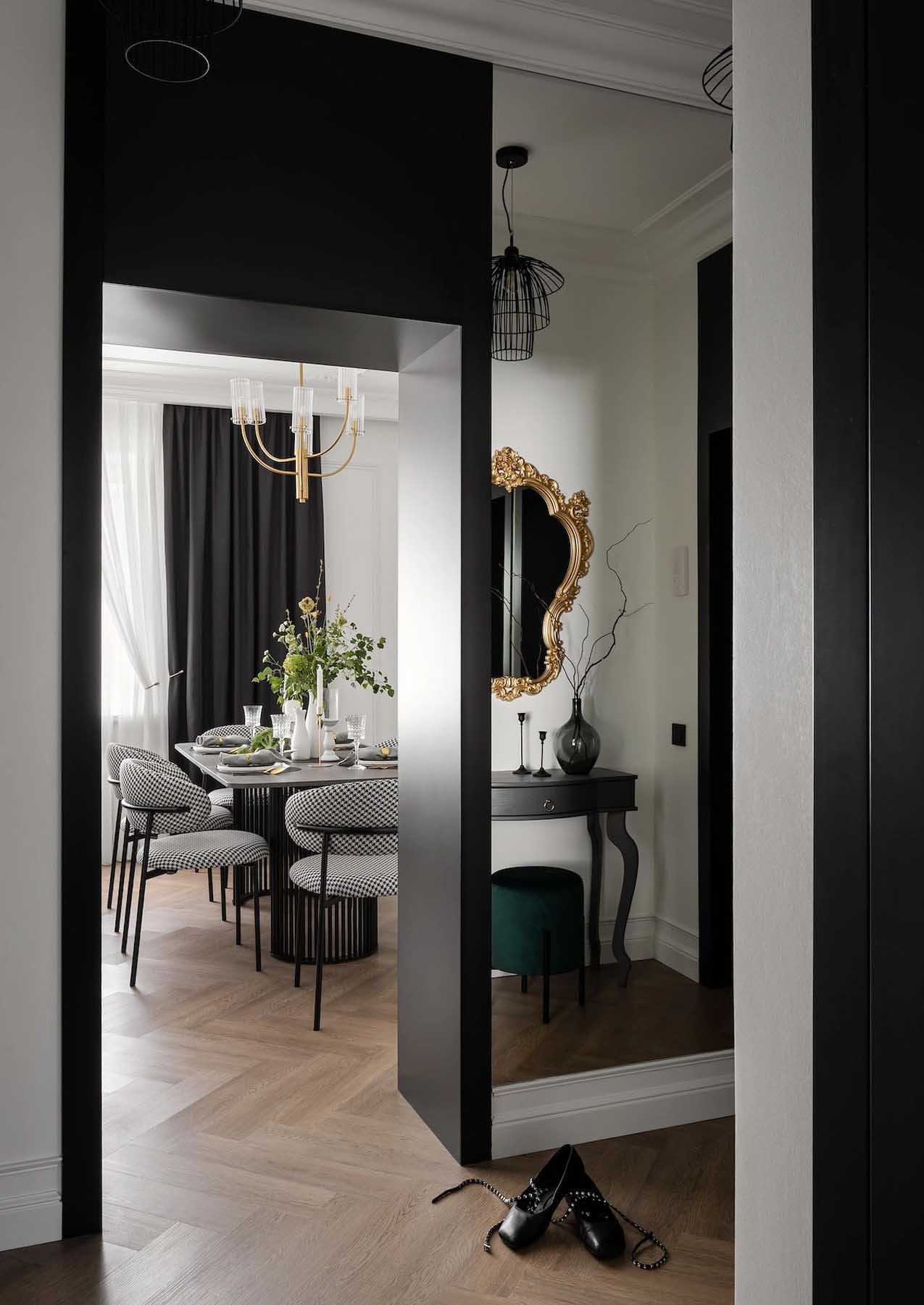 entrée noire et blanche avec parquet et grand miroir entrée noire et blanche avec parquet et grand miroir