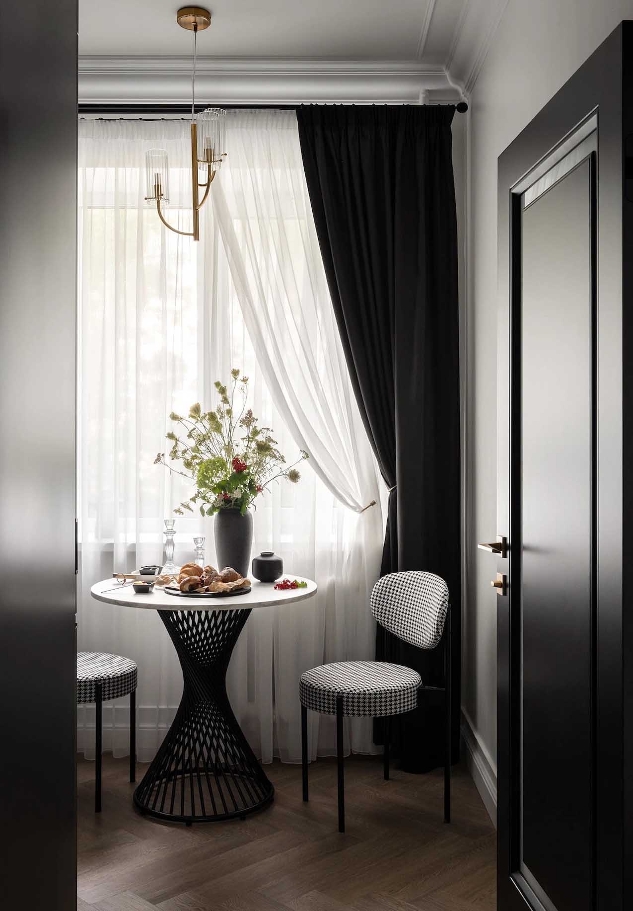 cuisine noire et blanche avec coin repas décoration classique chic appartement 45m2 style Paris Haussmannien cuisine noire et blanche avec coin repas décoration classique chic appartement 45m2 style Paris Haussmannien