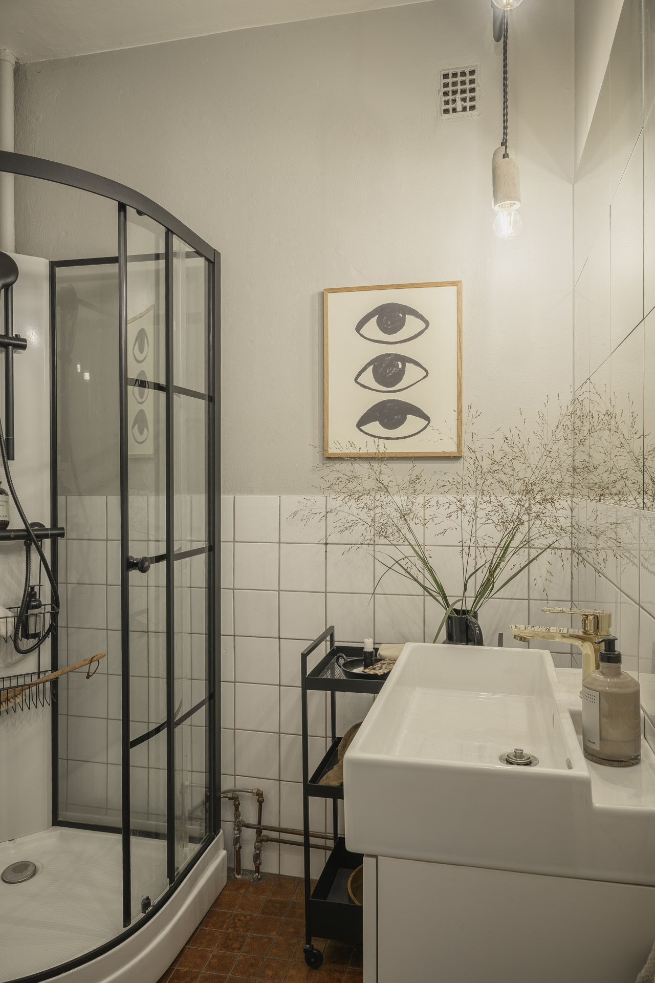 salle de bain moderne style industriel noire et blanche