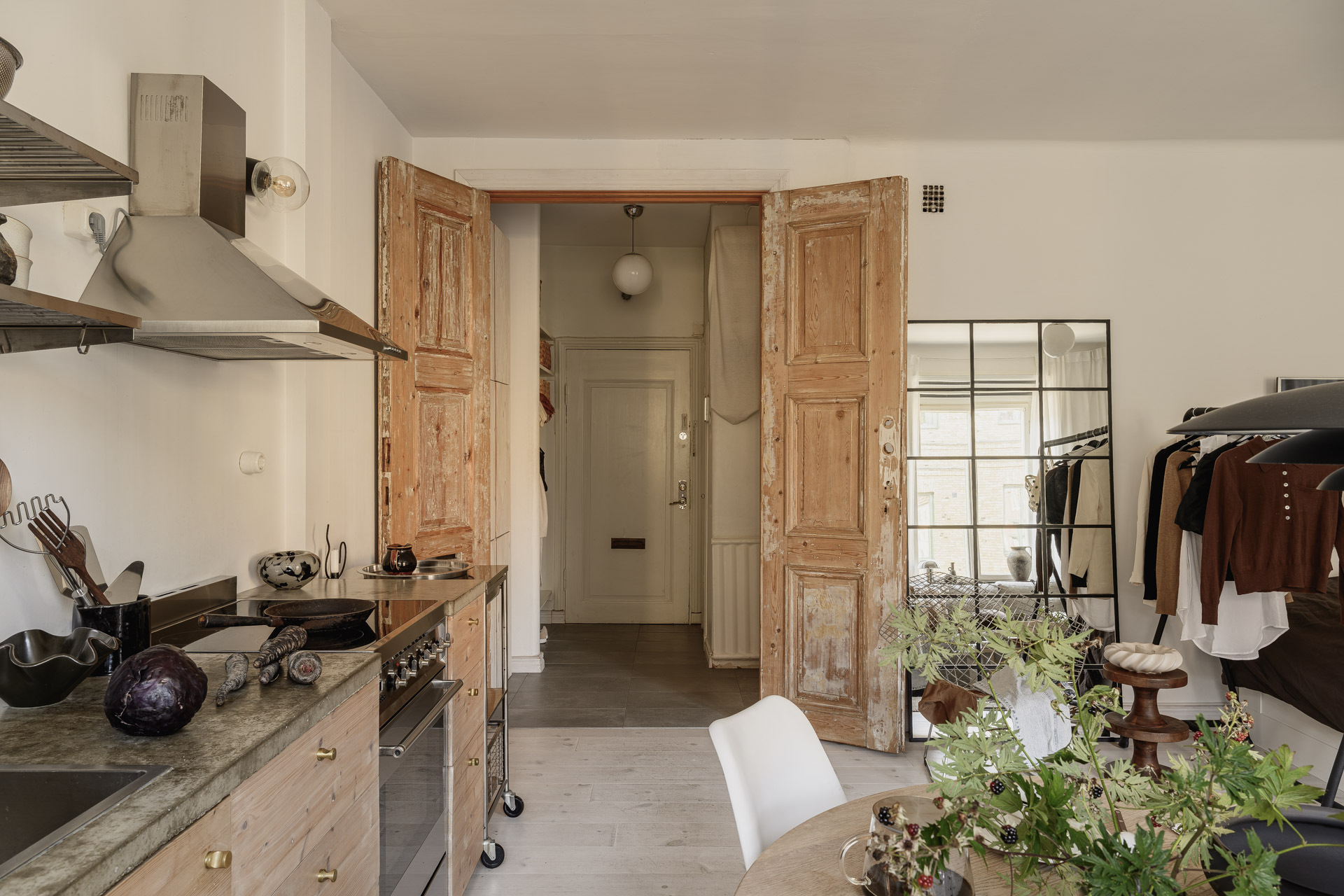 cuisine ouverte avec portes ancienne en bois décoration scandinave studio 38m2 ancien