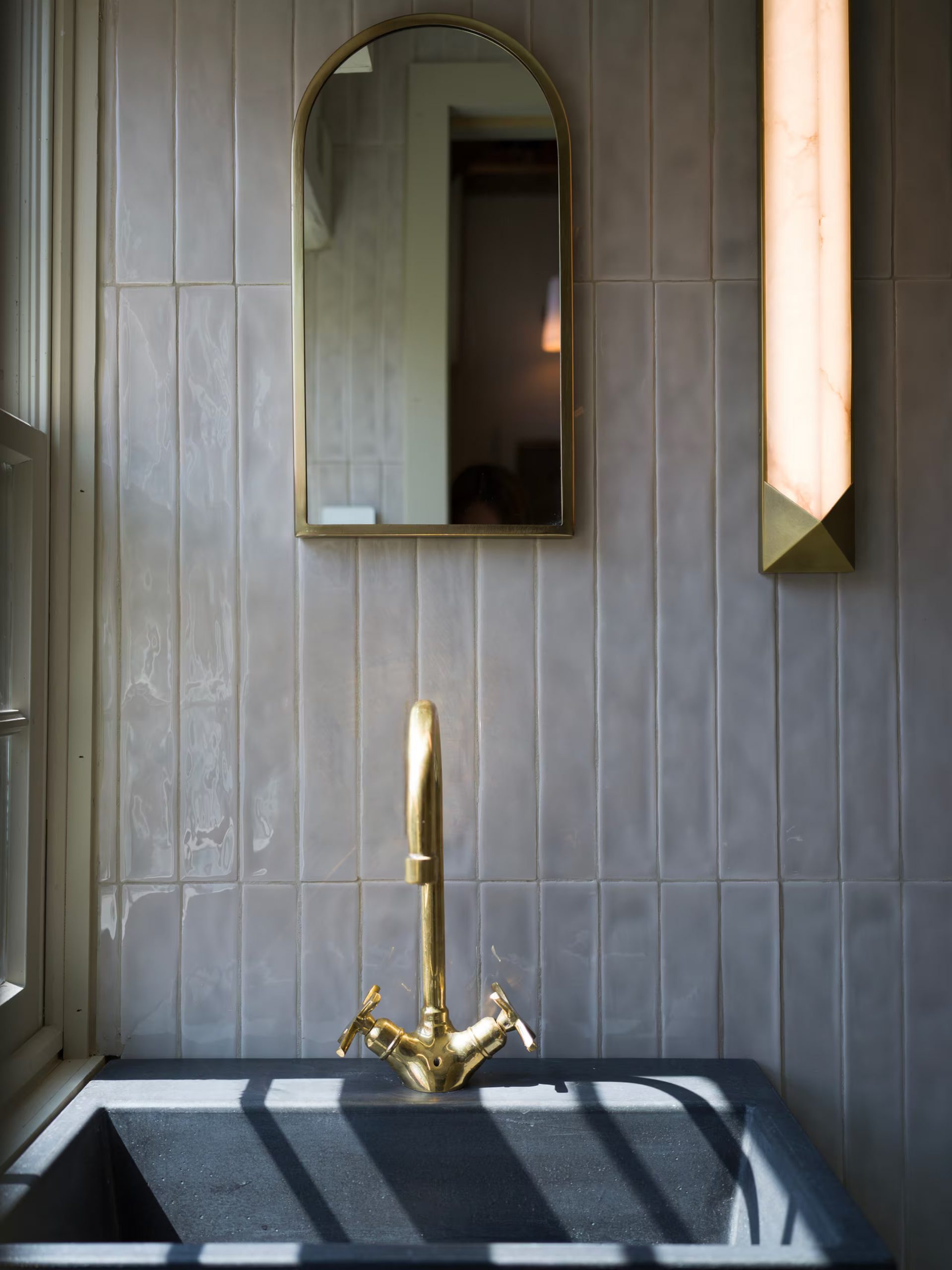 salle de bain mauve clair grange rénovée du 19e siècle