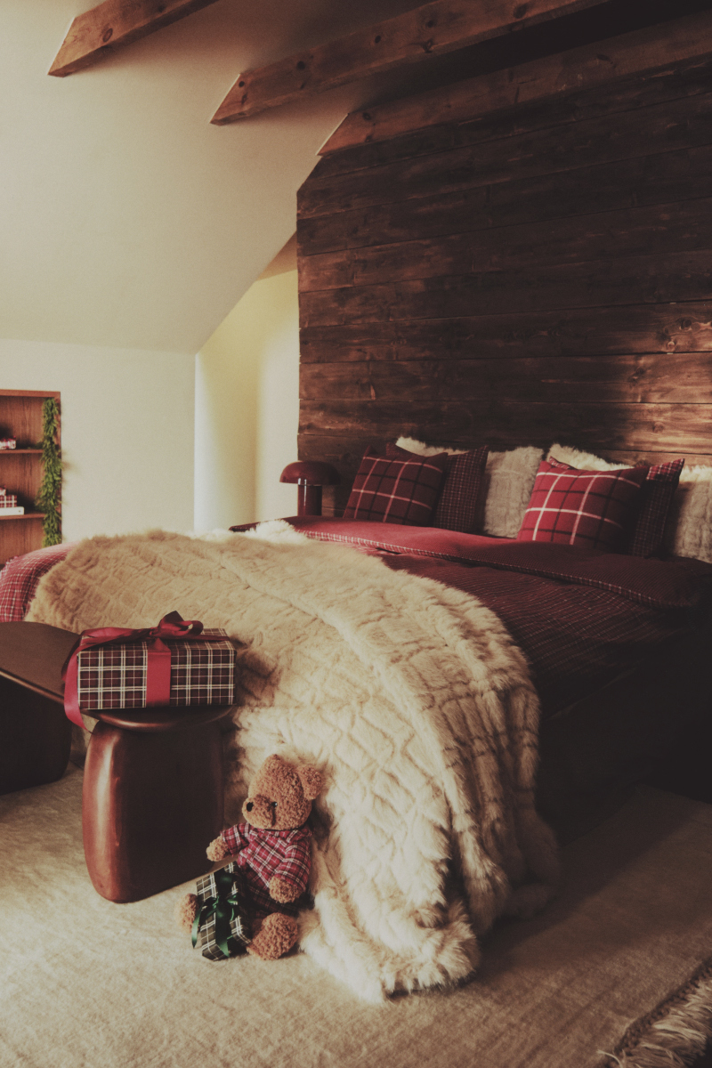 chambre chalet avec poutres décoration avec collection Noël 2026 H&M Home chambre chalet avec poutres décoration avec collection Noël 2026 H&M Home
