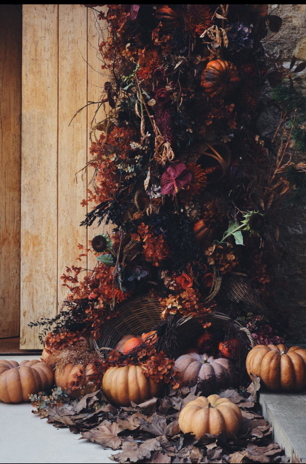 décoration feuilles mortes et citrouilles