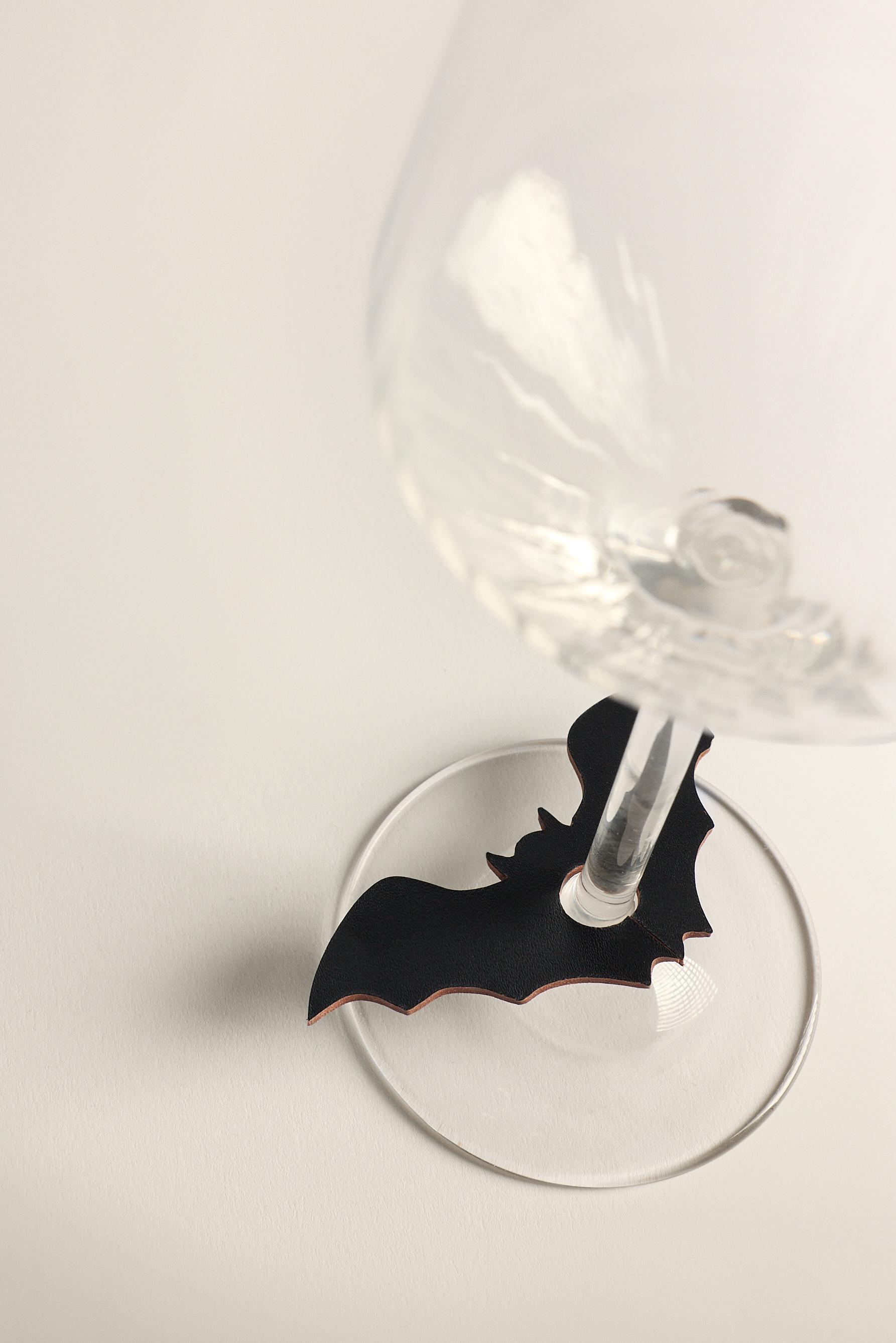 marque verre chauve souris cuir noir