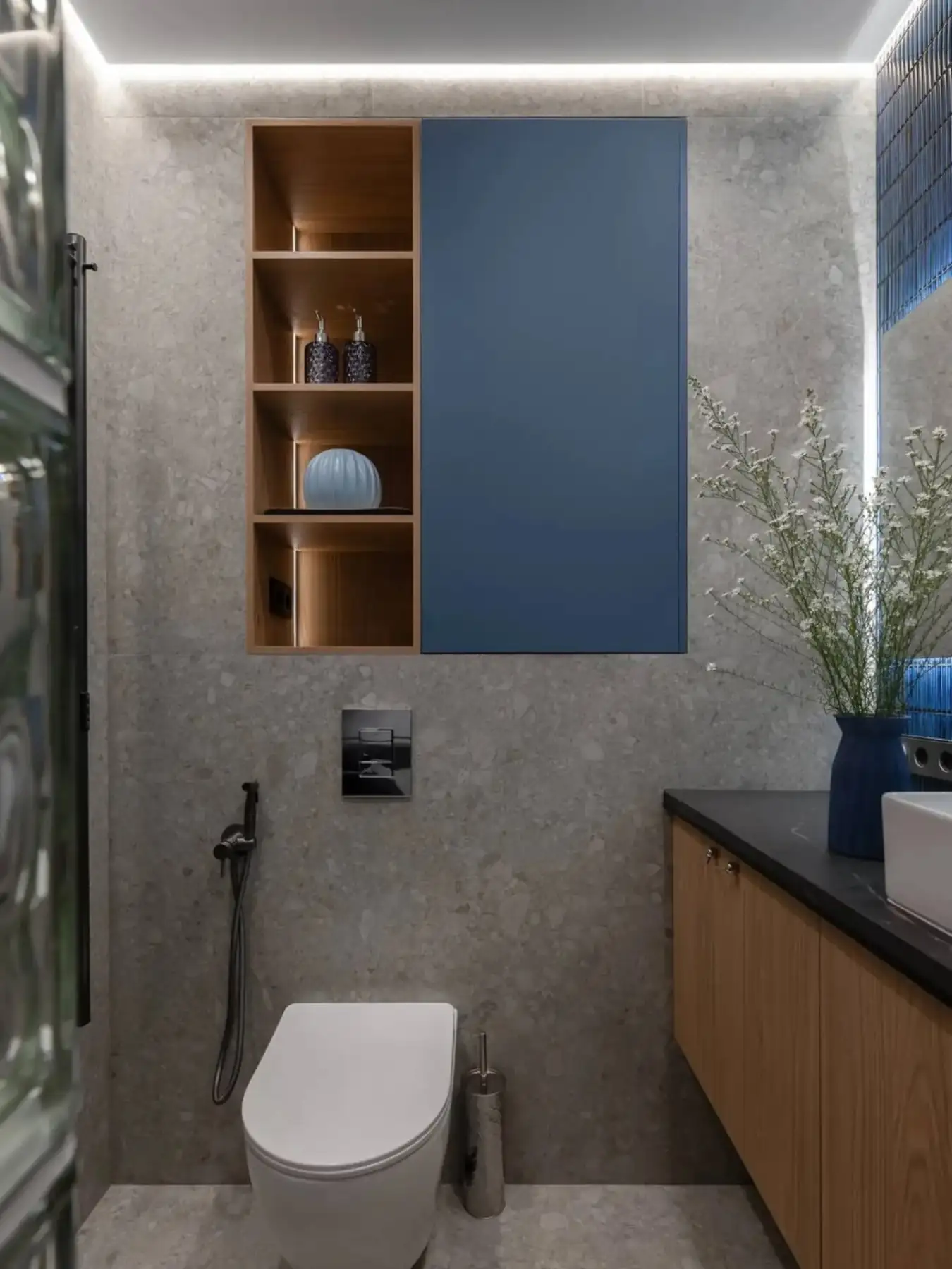 salle de bain avec briques de verre et carrelage bleu décoration contemporaine