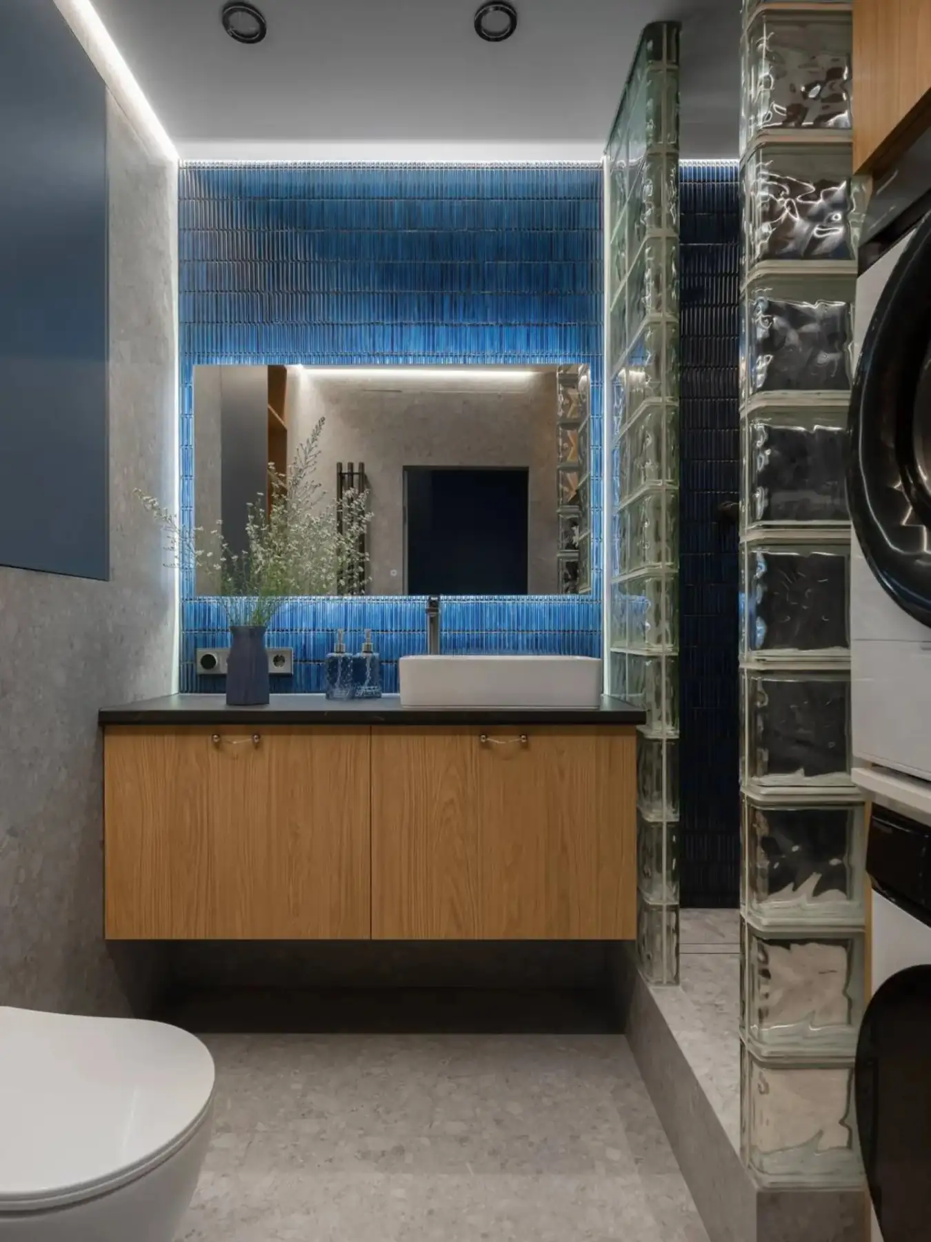 salle de bain avec briques de verre et carrelage bleu décoration contemporaine