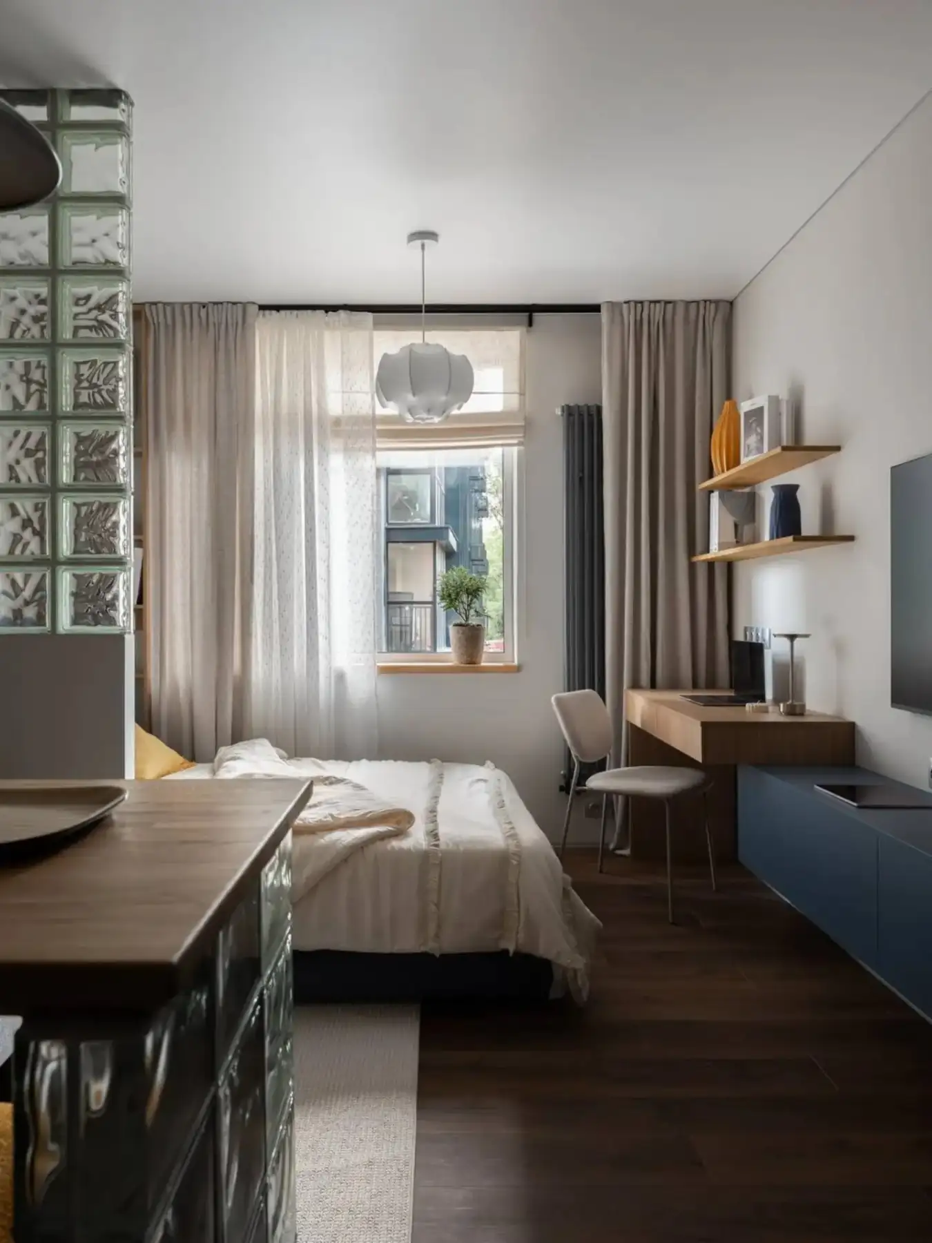 chambre et salon avec briques de verre studio de 25m2 décoration contemporaine