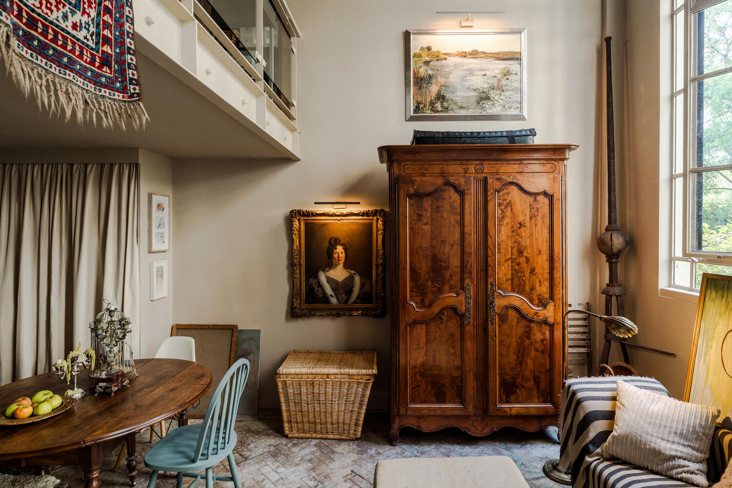 salon double hauteur décoration vintage petit duplex de 53m2 dans Beaux Arts Building Londres