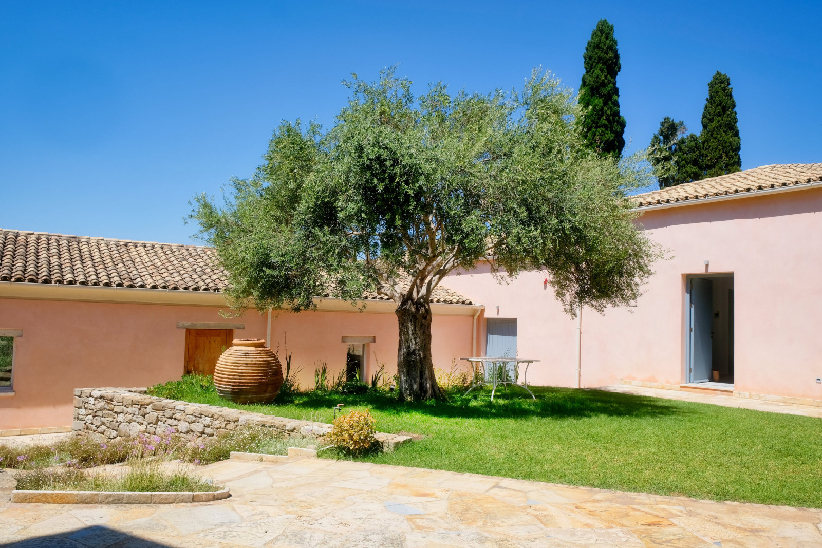 maison du sud avec arbre et pelouse maison du sud avec arbre et pelouse