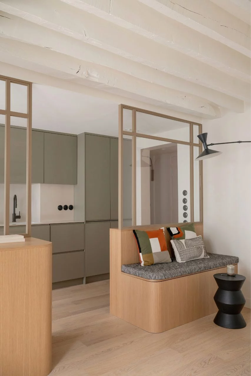 appartement rénové Paris avec décoration contemporaine verrière en bois dans cuisine