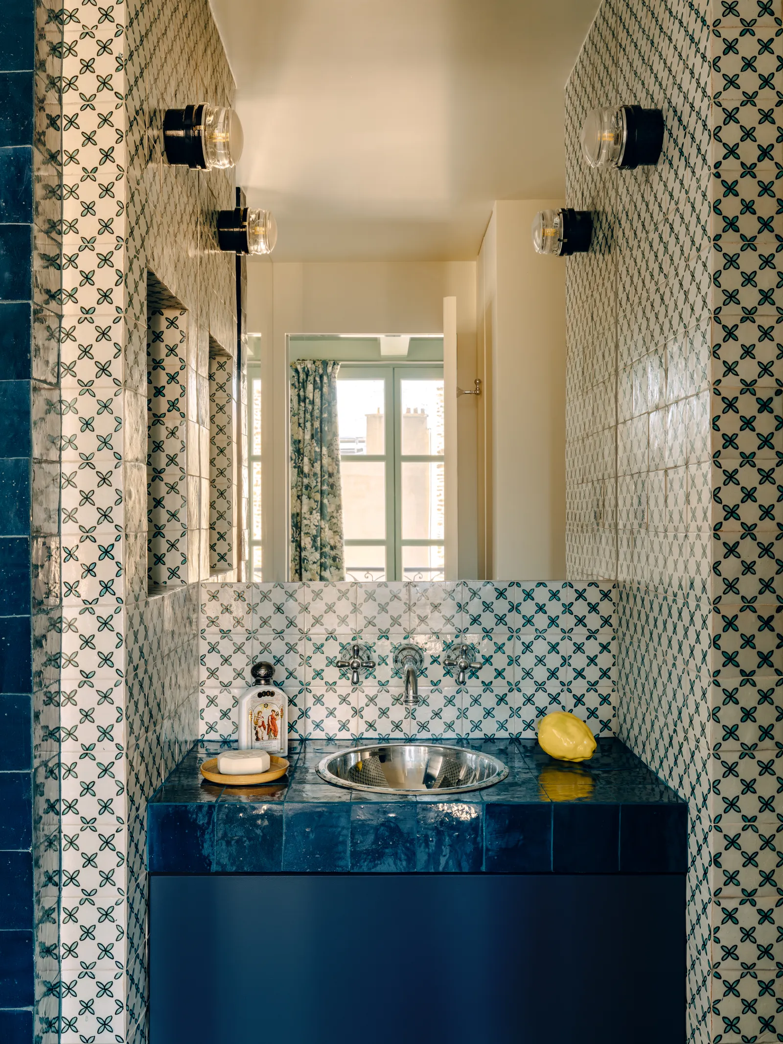salle de bain bleue classique chic