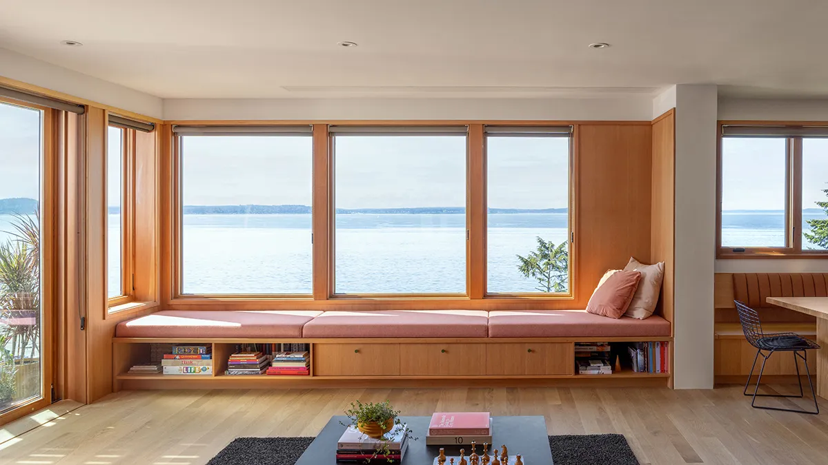 salon avec banquette sous fenêtre décoration contemporaine vue mer