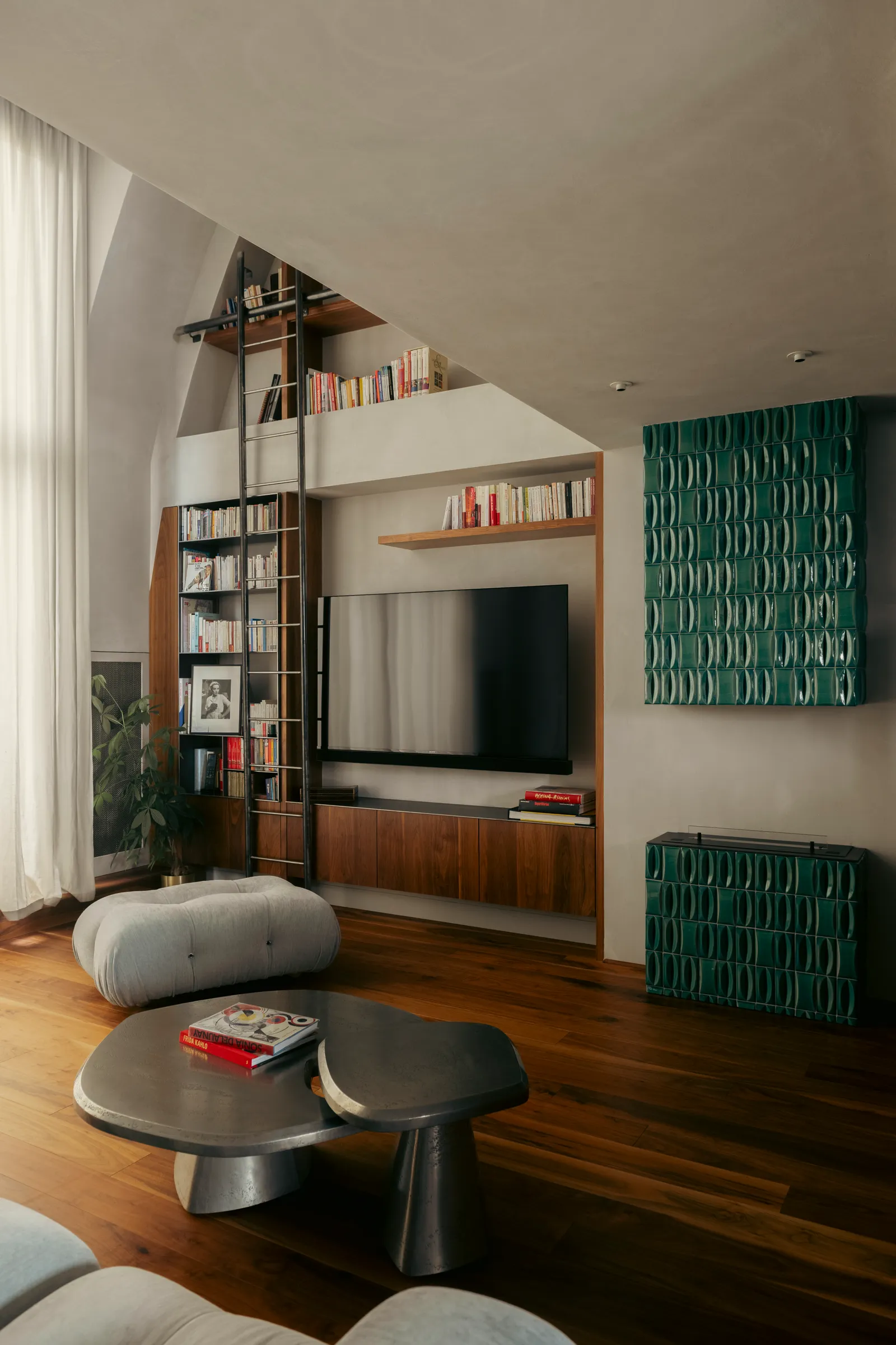 salon double hauteur avec mezzanine appartement Paris décoration contemporaine salon double hauteur avec mezzanine appartement Paris décoration contemporaine