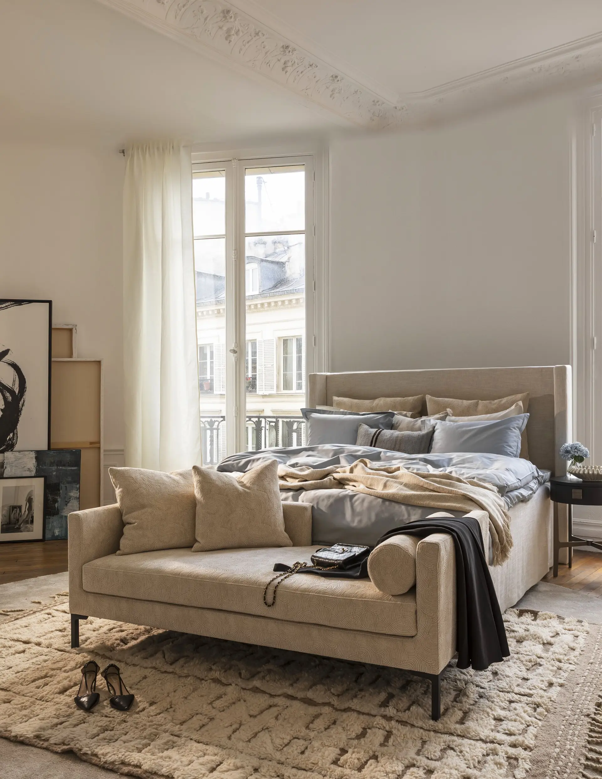 chambre avec moulures meublé par Slettvoll décoration contemporaine appartement haussmannien chambre avec moulures meublé par Slettvoll décoration contemporaine appartement haussmannien