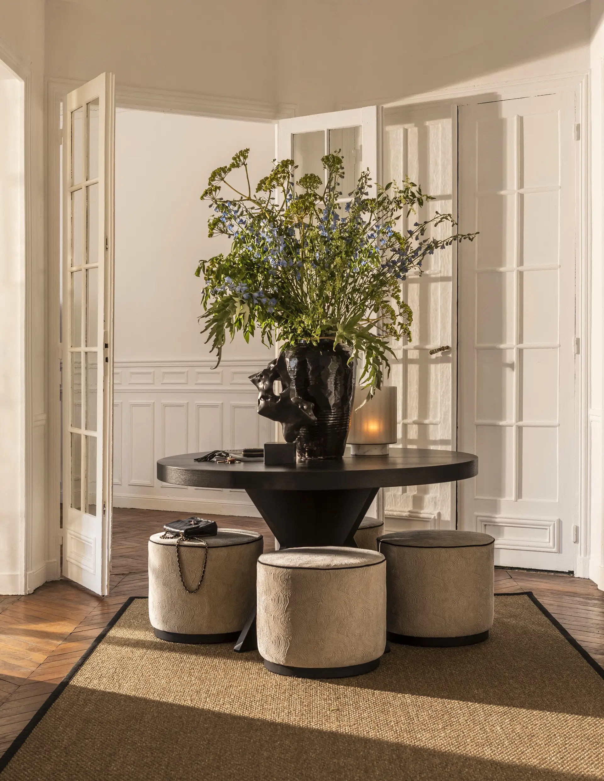 entré avec moulures meublée par Slettvoll décoration contemporaine appartement haussmannien entré avec moulures meublée par Slettvoll décoration contemporaine appartement haussmannien