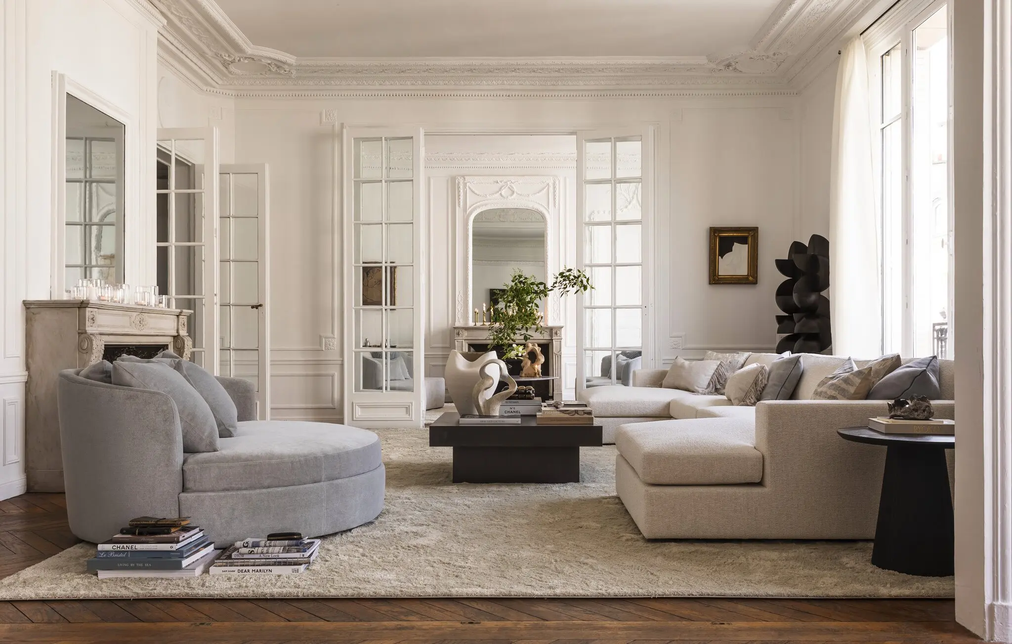 salon avec moulures et cheminée meublé par Slettvoll décoration contemporaine appartement haussmannien salon avec moulures et cheminée meublé par Slettvoll décoration contemporaine appartement haussmannien