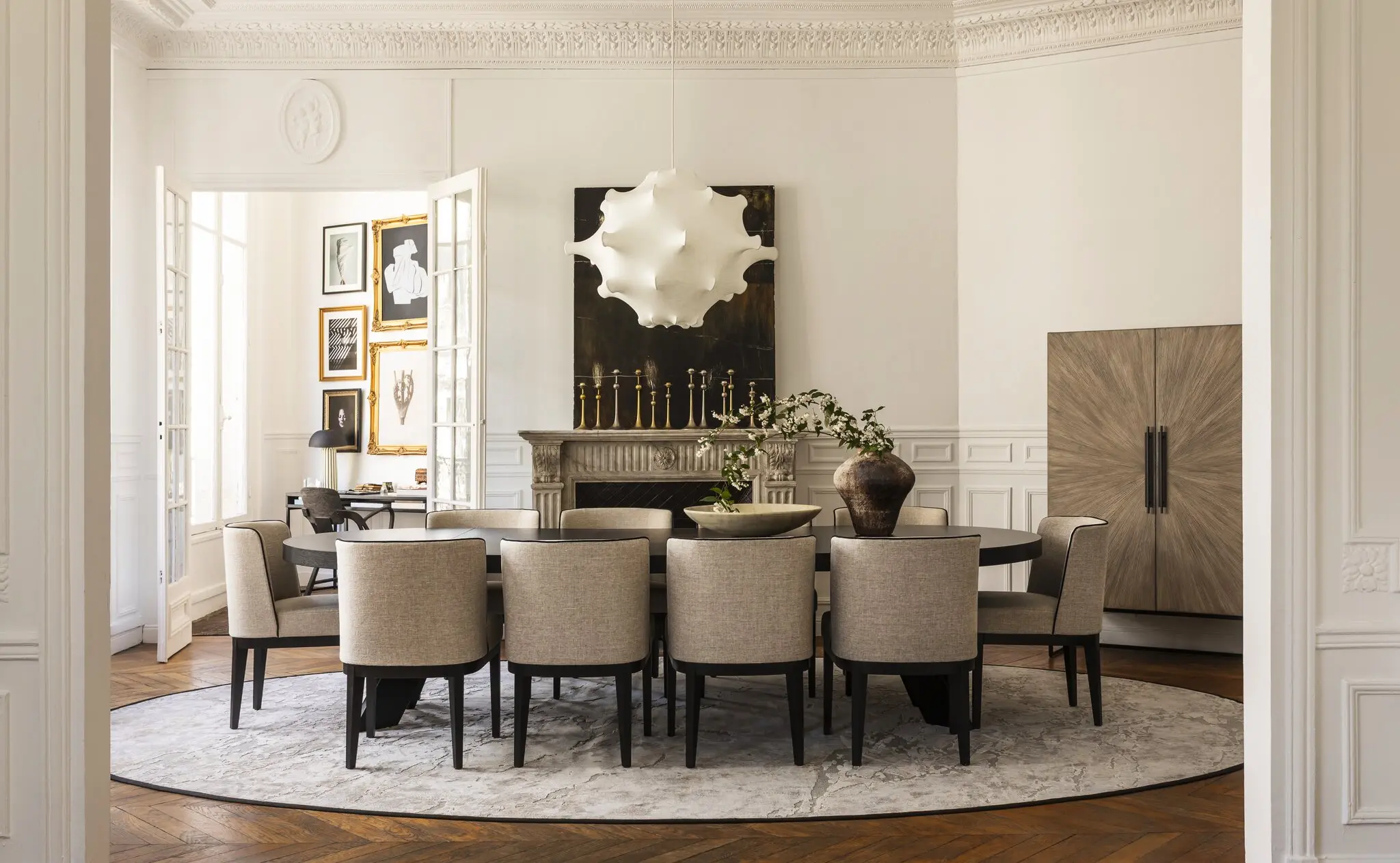 salle à manger avec moulures et cheminée meublé par Slettvoll décoration contemporaine appartement haussmannien salle à manger avec moulures et cheminée meublé par Slettvoll décoration contemporaine appartement haussmannien
