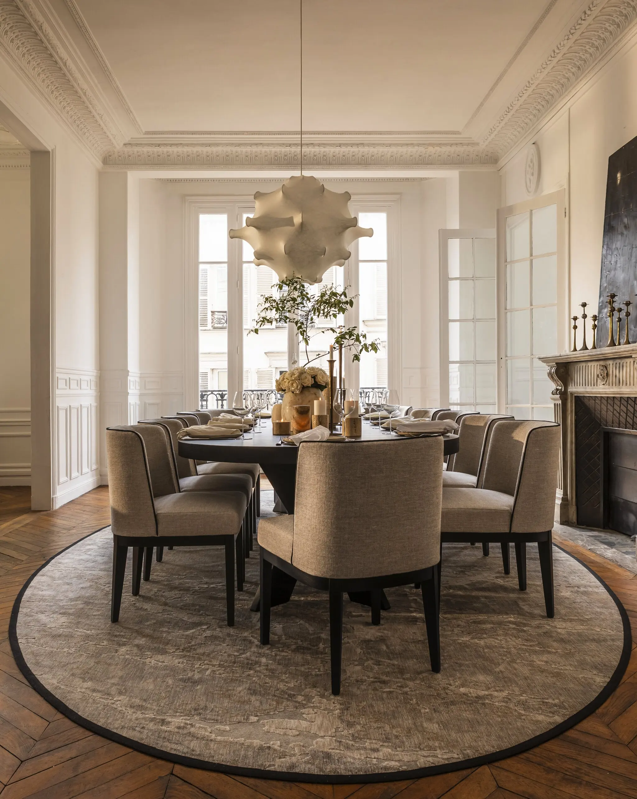 salle à manger avec moulures et cheminée meublé par Slettvoll décoration contemporaine appartement haussmannien salle à manger avec moulures et cheminée meublé par Slettvoll décoration contemporaine appartement haussmannien