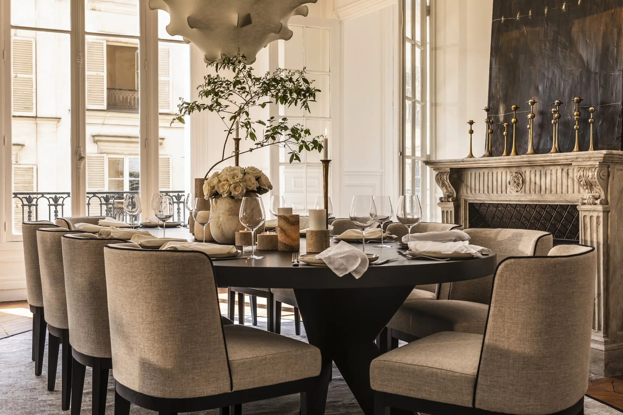 salle à manger avec moulures et cheminée meublé par Slettvoll décoration contemporaine appartement haussmannien salle à manger avec moulures et cheminée meublé par Slettvoll décoration contemporaine appartement haussmannien