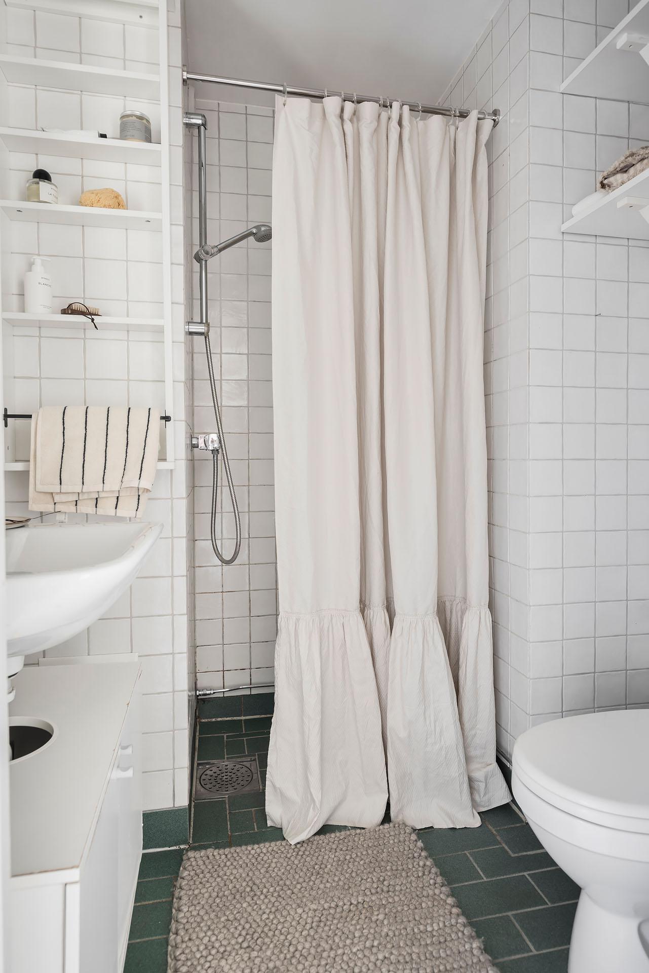 salle de bain blanche et verte décoration scandinave blanche studio 27m2 salle de bain blanche et verte décoration scandinave blanche studio 27m2