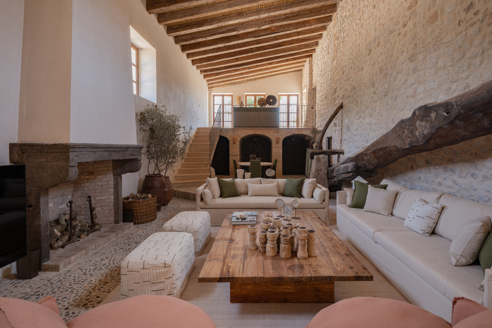 salon avec poutres et cheminée finca rénovée à Majorque maison en pierre Son Verí salon avec poutres et cheminée finca rénovée à Majorque maison en pierre Son Verí