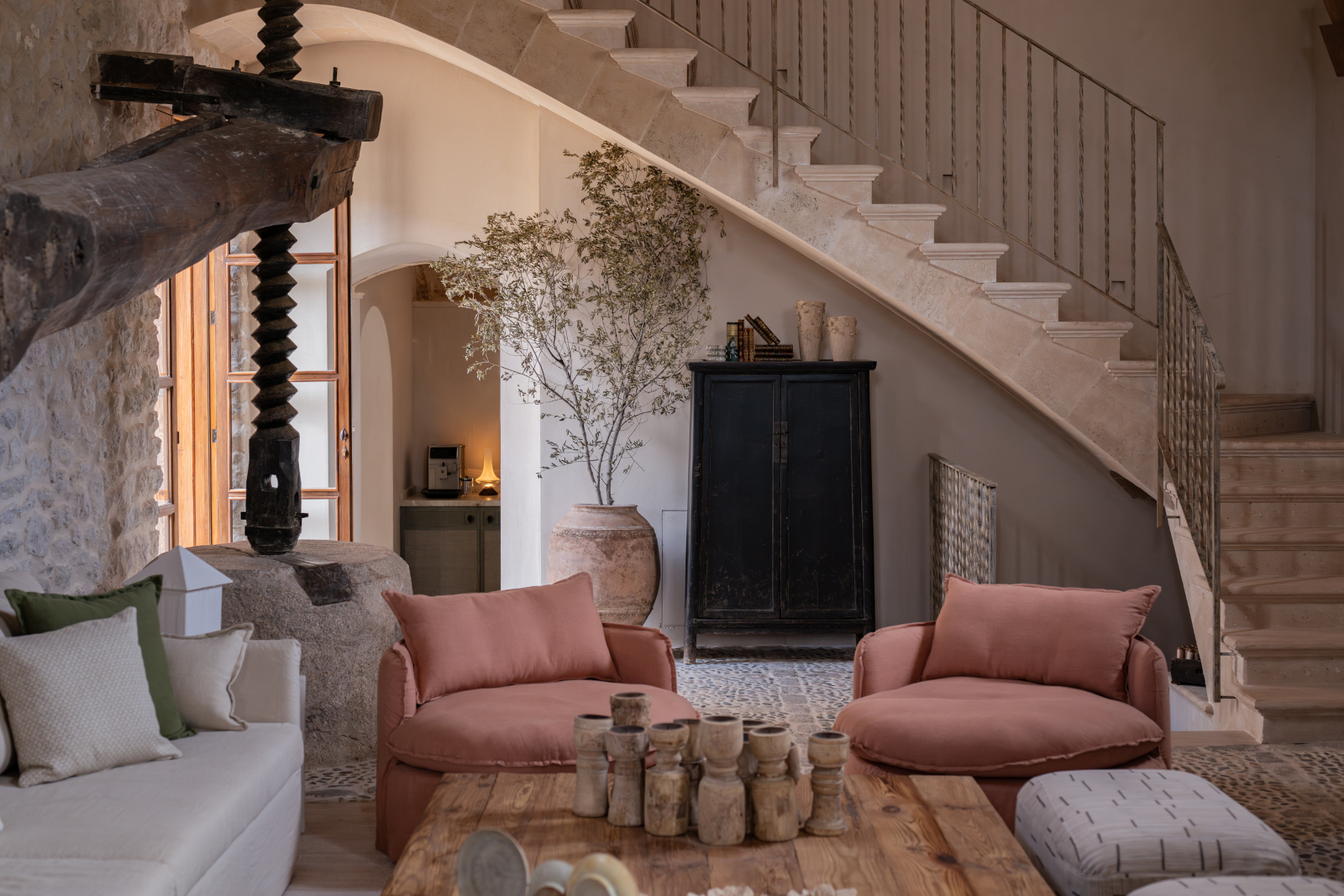 salon avec escalier en pierre finca rénovée à Majorque maison en pierre Son Verí salon avec escalier en pierre finca rénovée à Majorque maison en pierre Son Verí