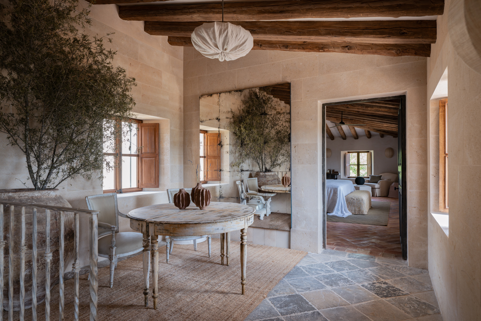 salle à manger sur palier finca rénovée à Majorque maison en pierre Son Verí salle à manger sur palier finca rénovée à Majorque maison en pierre Son Verí