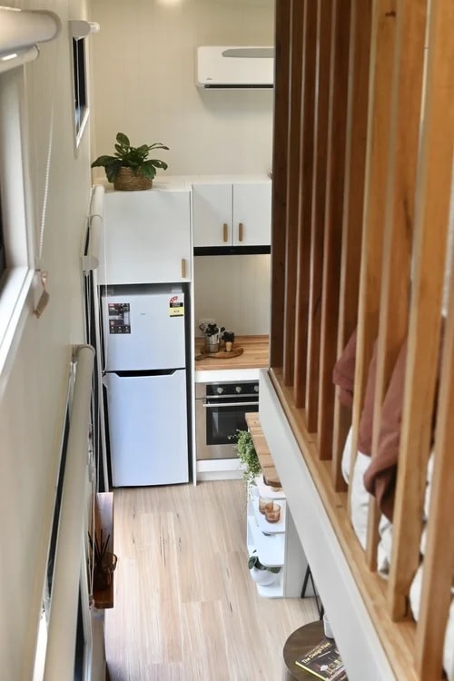escalier avec garde corps lattes de bois