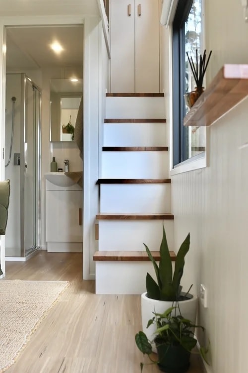 escalier pour mezzanine tiny house 17m2 Seven Two par Designer Eco Tiny Homes