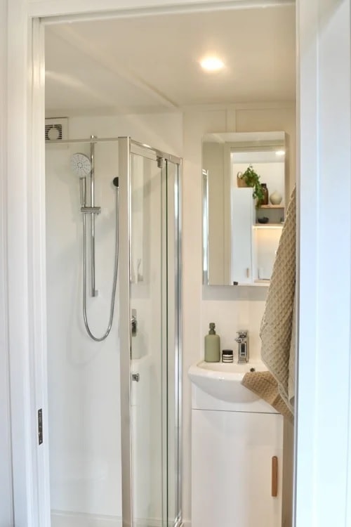 petite salle de bain blanches avec douche