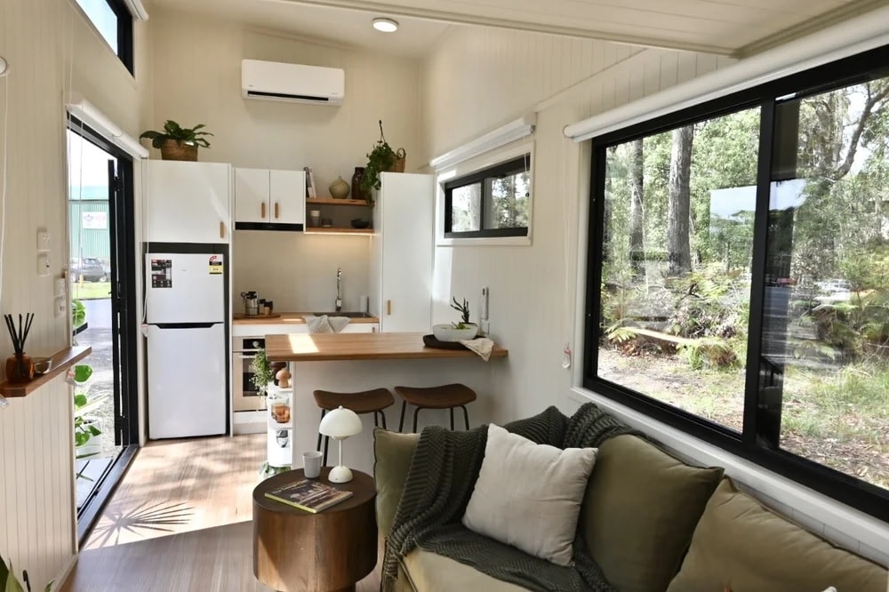 salon et cuisine tiny house 17m2 Seven Two par Designer Eco Tiny Homes