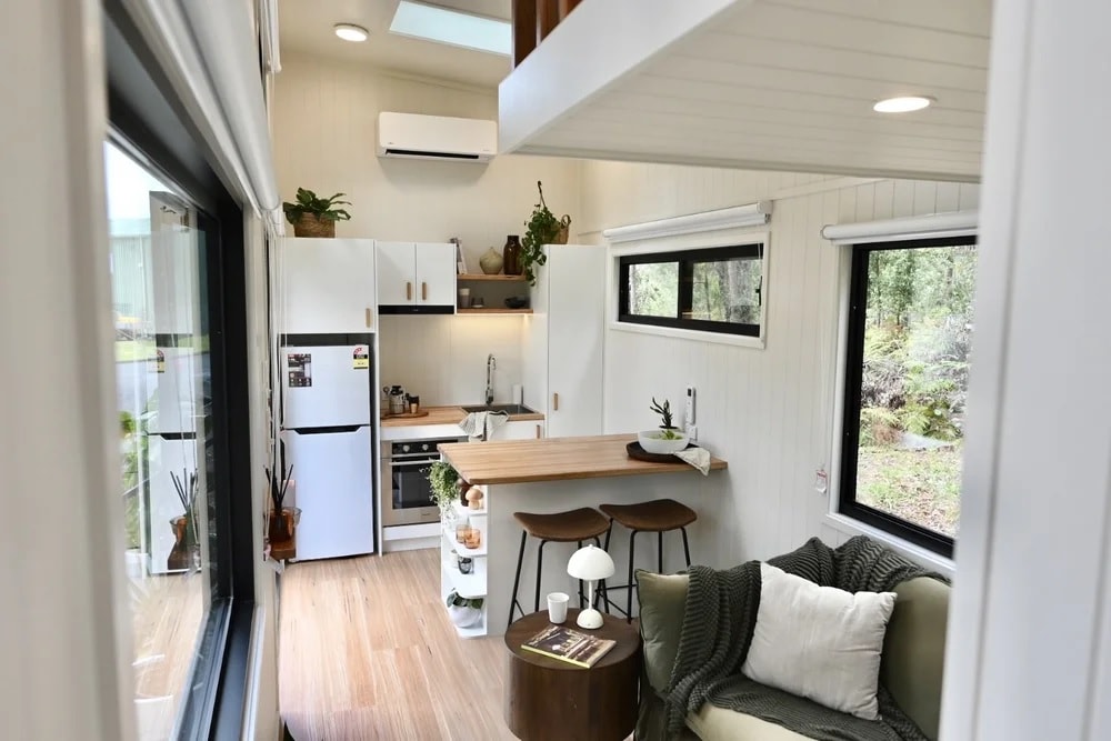 salon et cuisine tiny house 17m2 Seven Two par Designer Eco Tiny Homes