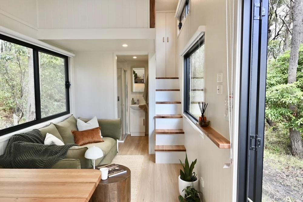 salon avec escalier pour mezzanine tiny house 17m2 Seven Two par Designer Eco Tiny Homes