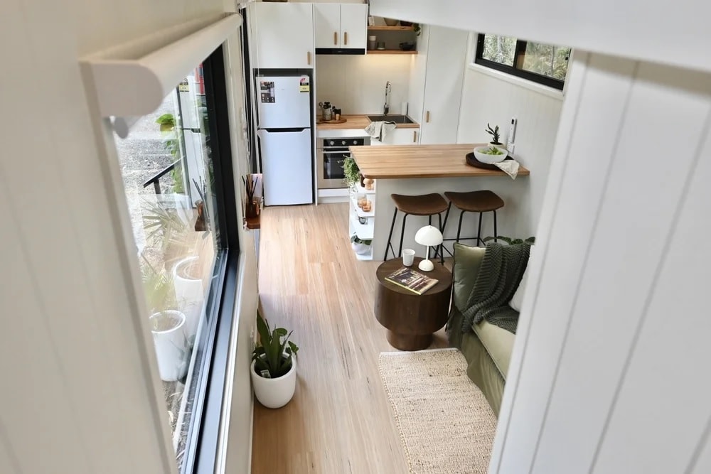 salon et cuisine tiny house 17m2 Seven Two par Designer Eco Tiny Homes