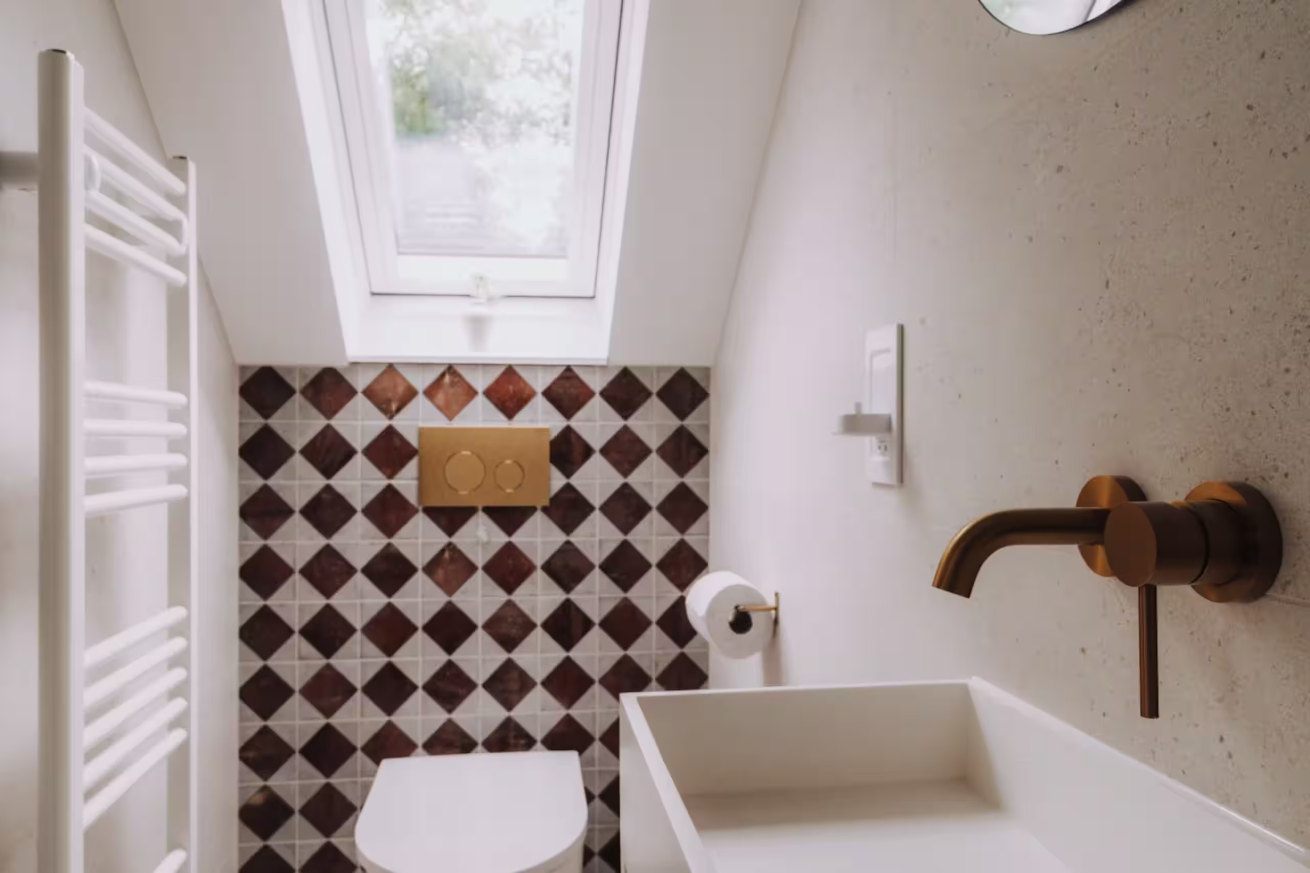 salle de bain contemporaine mansardée carrelage à damier maison rénovée décoration rustique chic salle de bain contemporaine mansardée carrelage à damier maison rénovée décoration rustique chic
