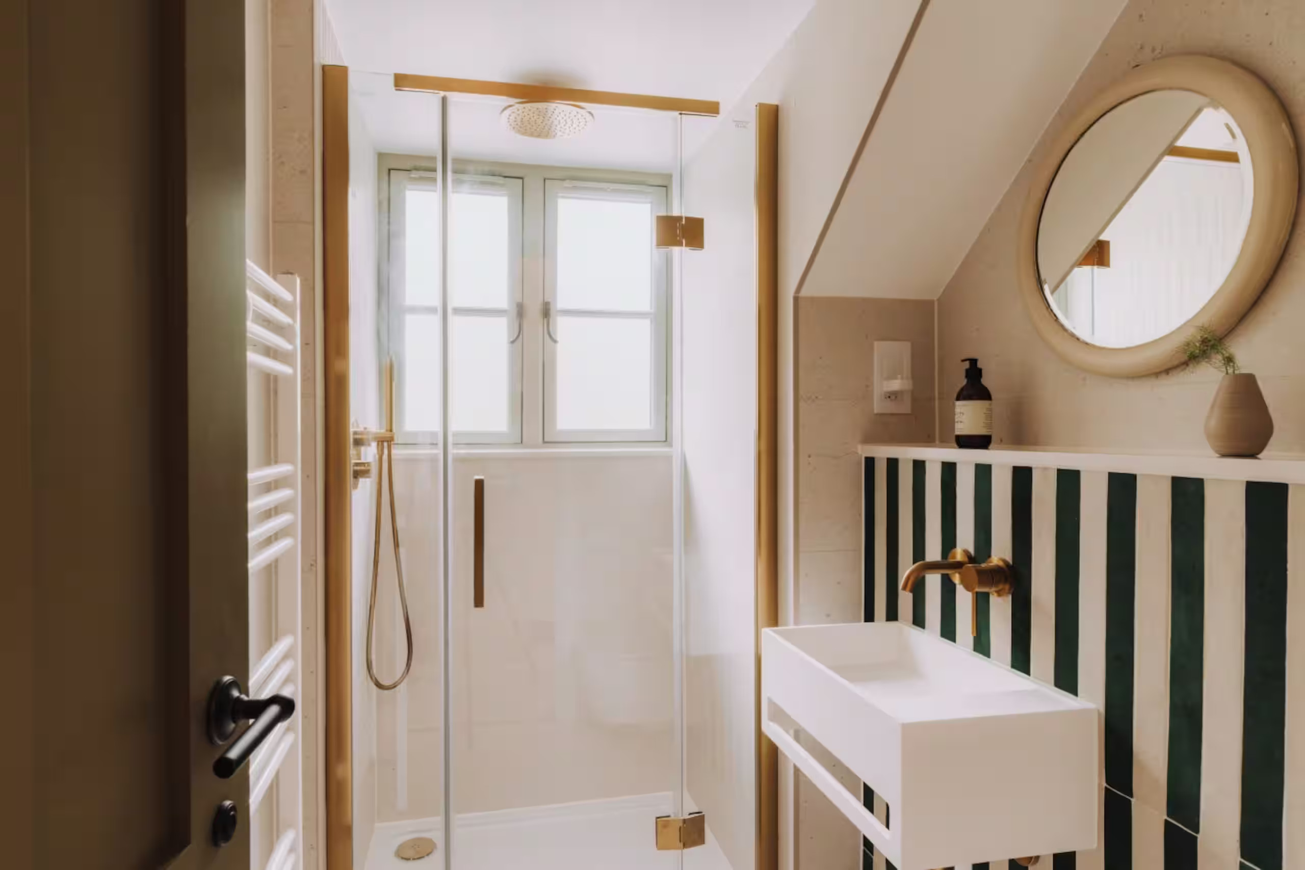 salle de bain contemporaine avec fenêtre maison rénovée décoration rustique chic salle de bain contemporaine avec fenêtre maison rénovée décoration rustique chic