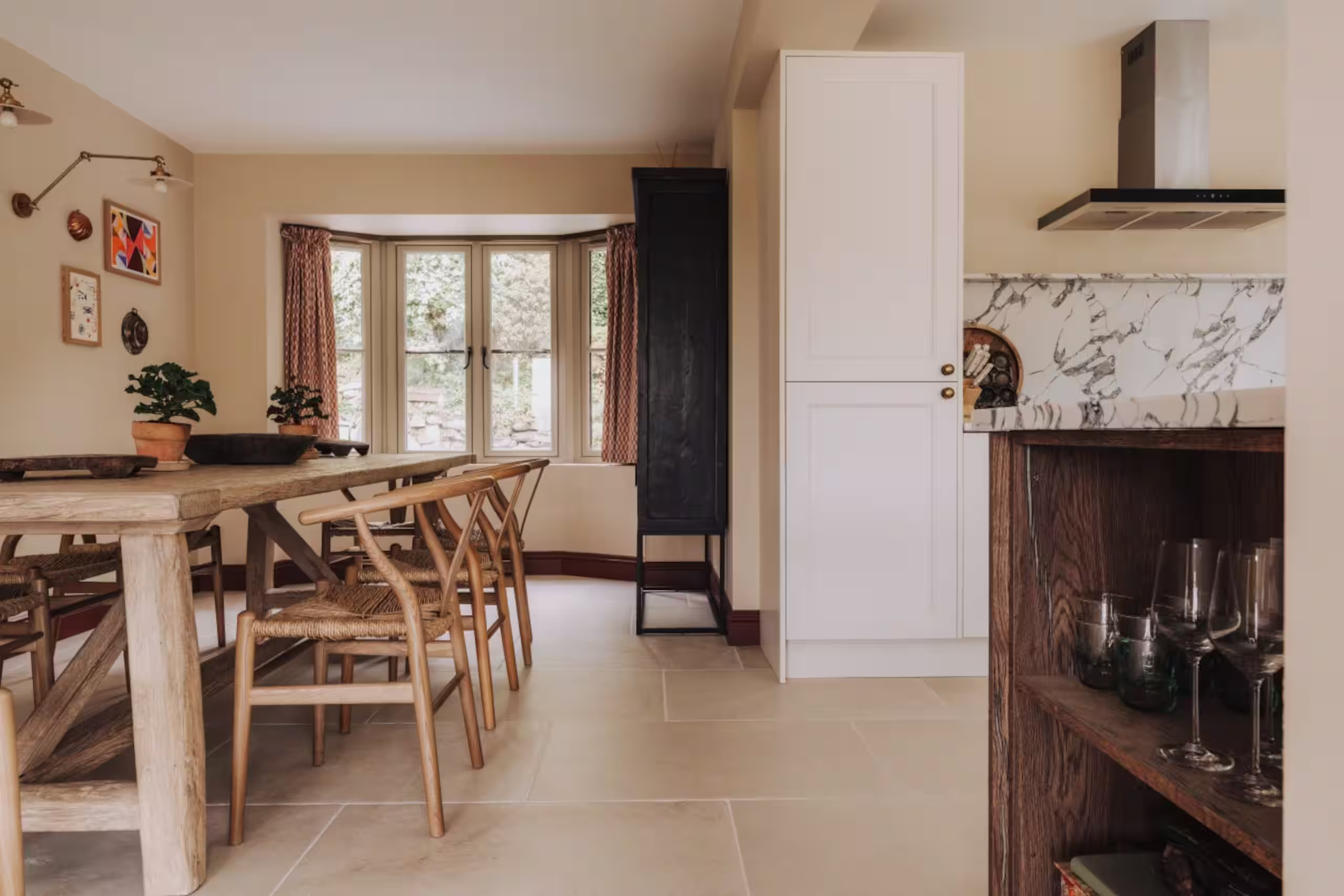 salle à manger chaises wishbone et cuisine shaker ivoire et marbre maison rénovée décoration rustique chic salle à manger chaises wishbone et cuisine shaker ivoire et marbre maison rénovée décoration rustique chic