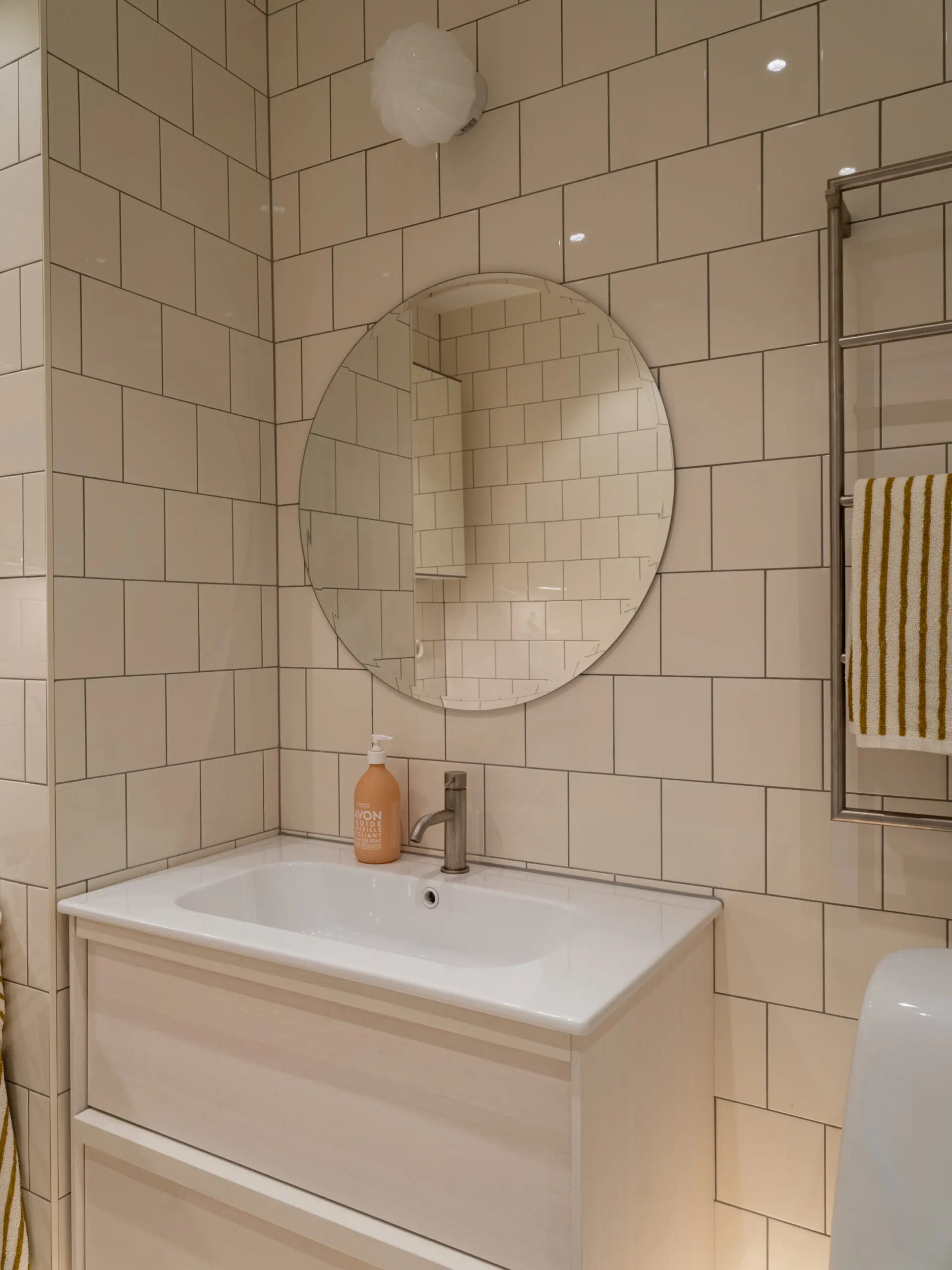 salle de bain moderne blanche