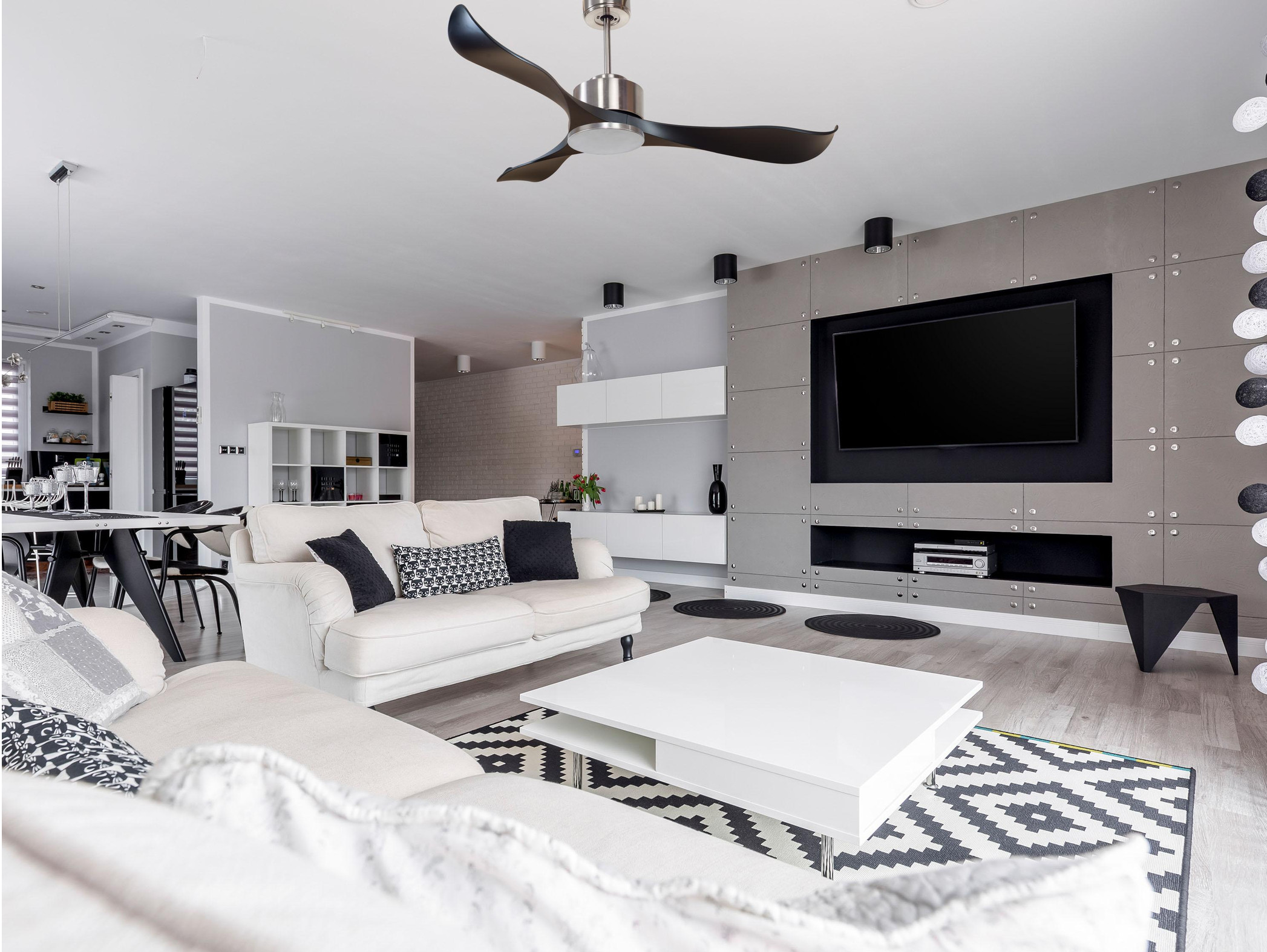 salon design avec ventilateur de plafond
