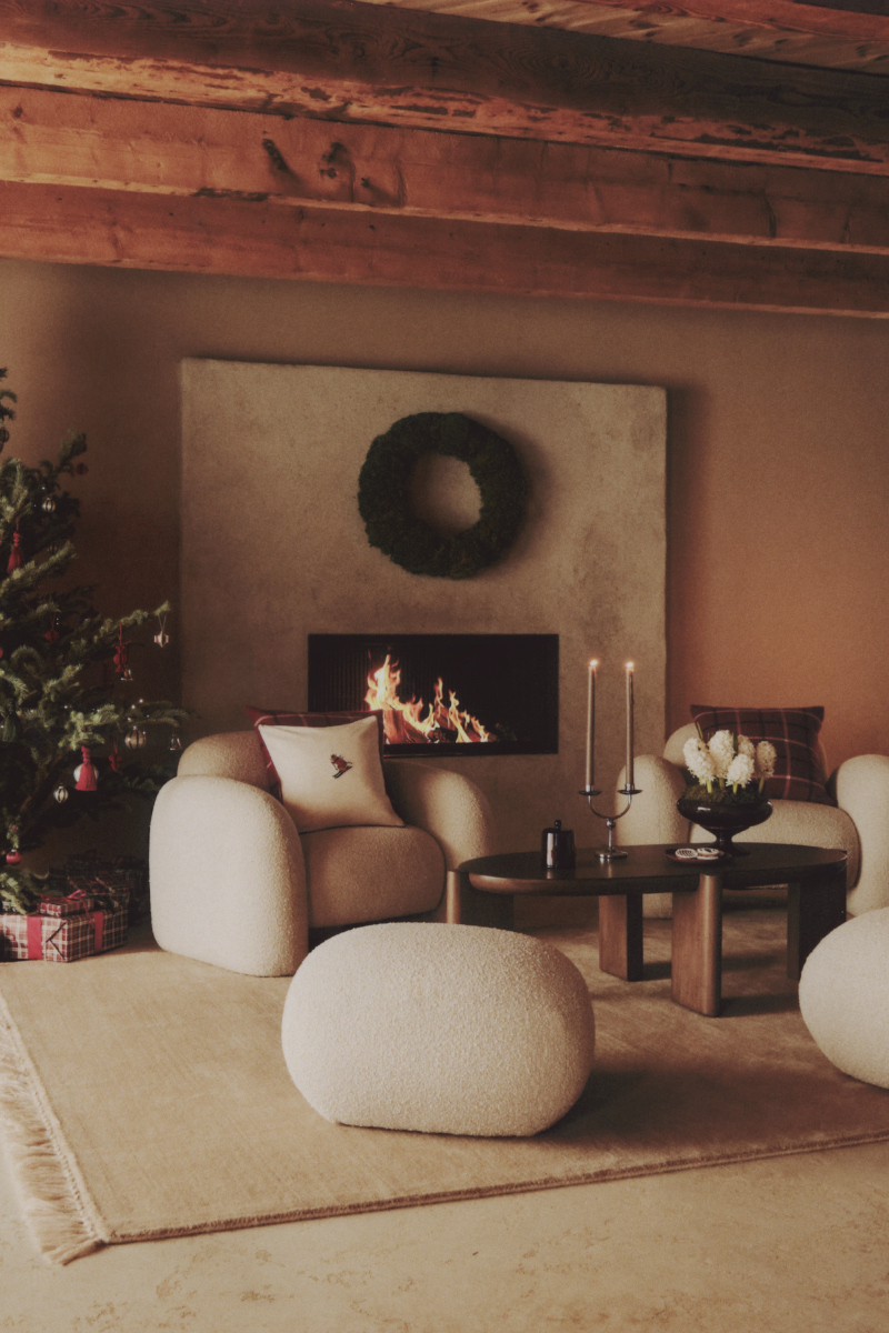 salon avec sapin et cheminée décoration avec collection Noël 2026 H&M Home salon avec sapin et cheminée décoration avec collection Noël 2026 H&M Home