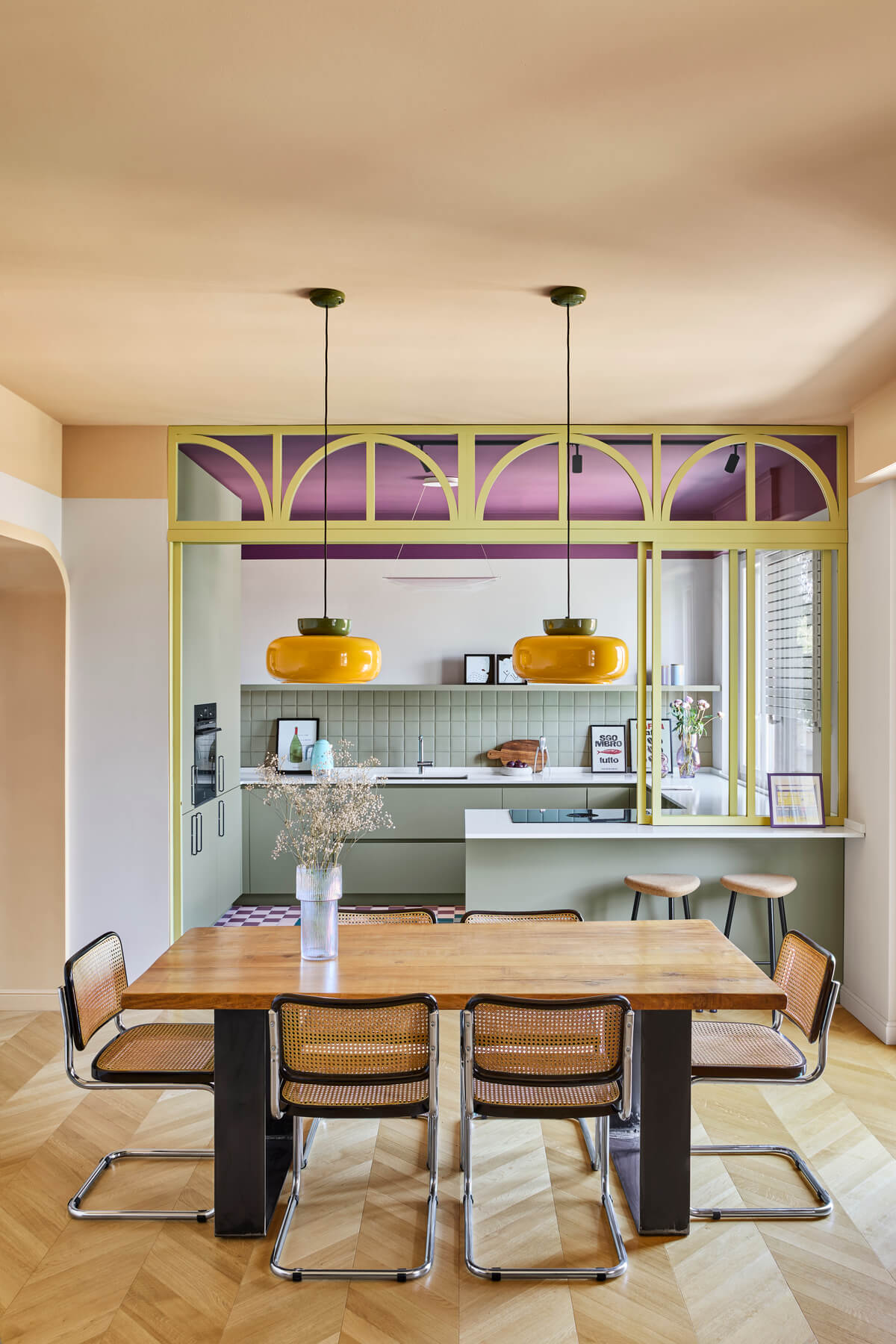 cuisine avec verrière jaune et salle à manger chaises Cesca appartement décoration contemporaine et colorée