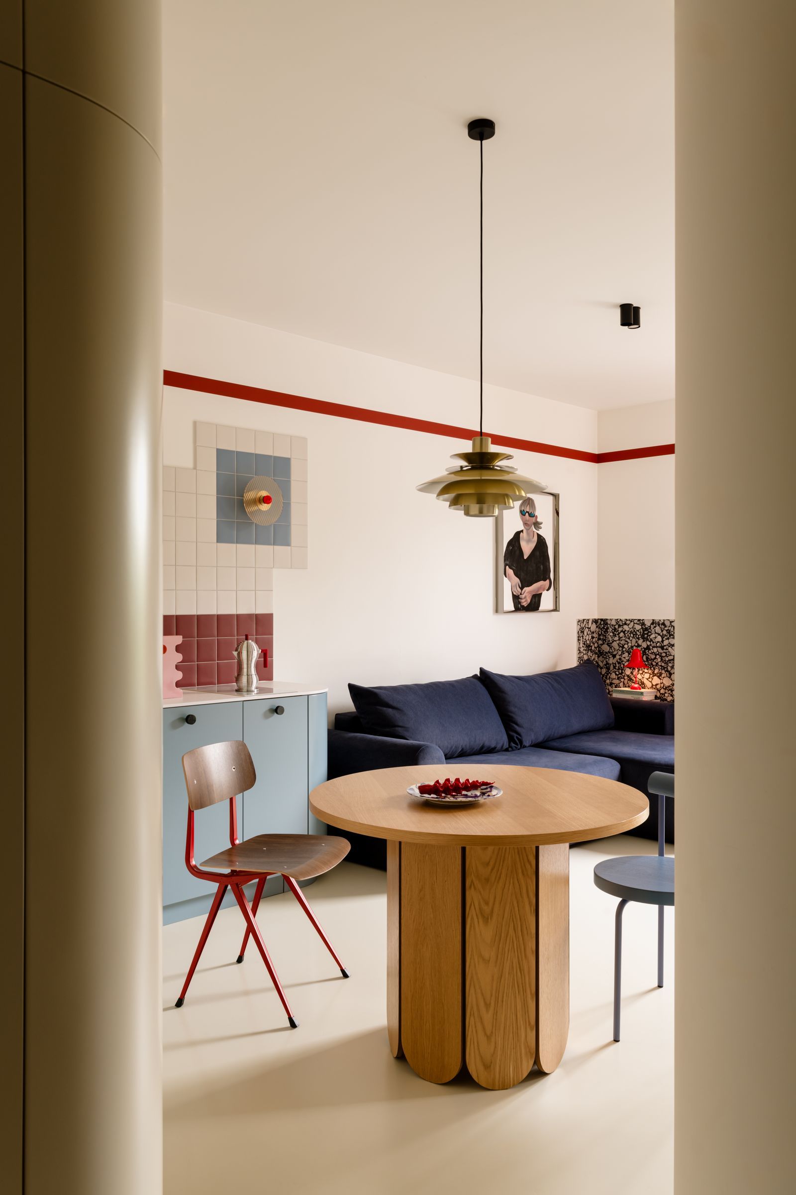 salon et cuisine ouverte avec table de salle à manger ronde en bois et chaises vintage petit appartement décoration contemporaine
