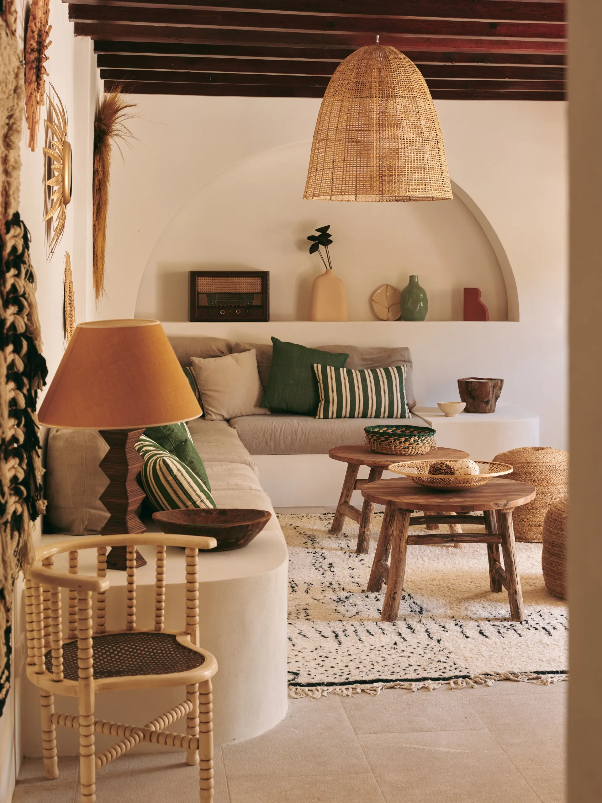 salon maison style méditerranéen en coloris naturels, verts et orange, maison contemporaine avec poutres