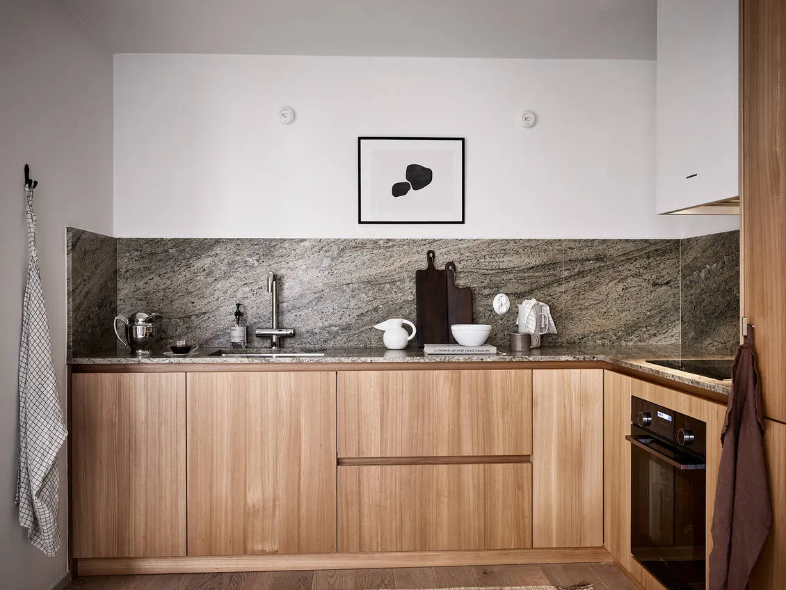 cuisine design bois plan de travail et crédence marbre décoration contemporaine