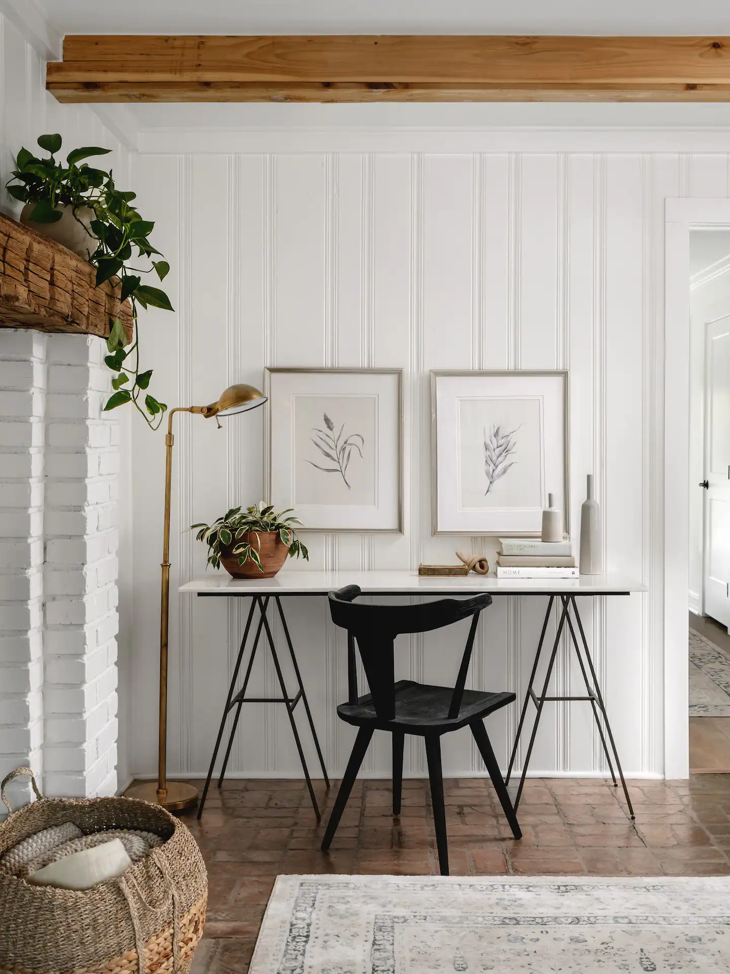 bureau dans salon lambris blancs décoration contemporaine