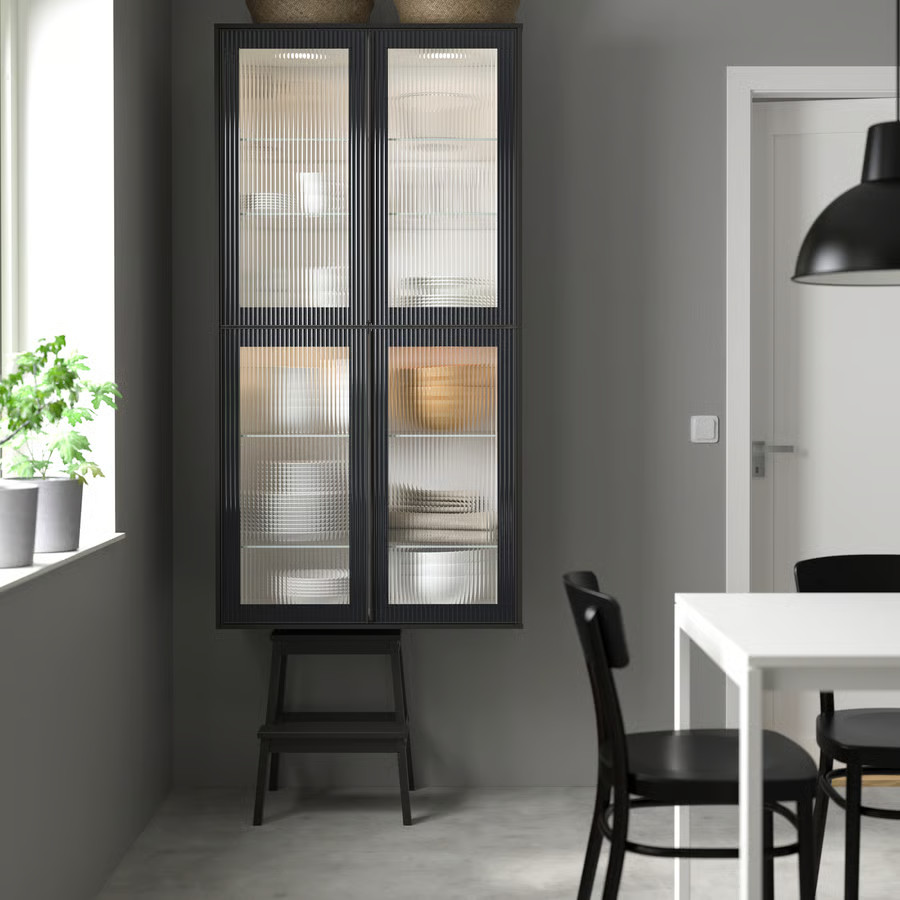 cuisine décoration contemporaine avec vitrine verre cannelé